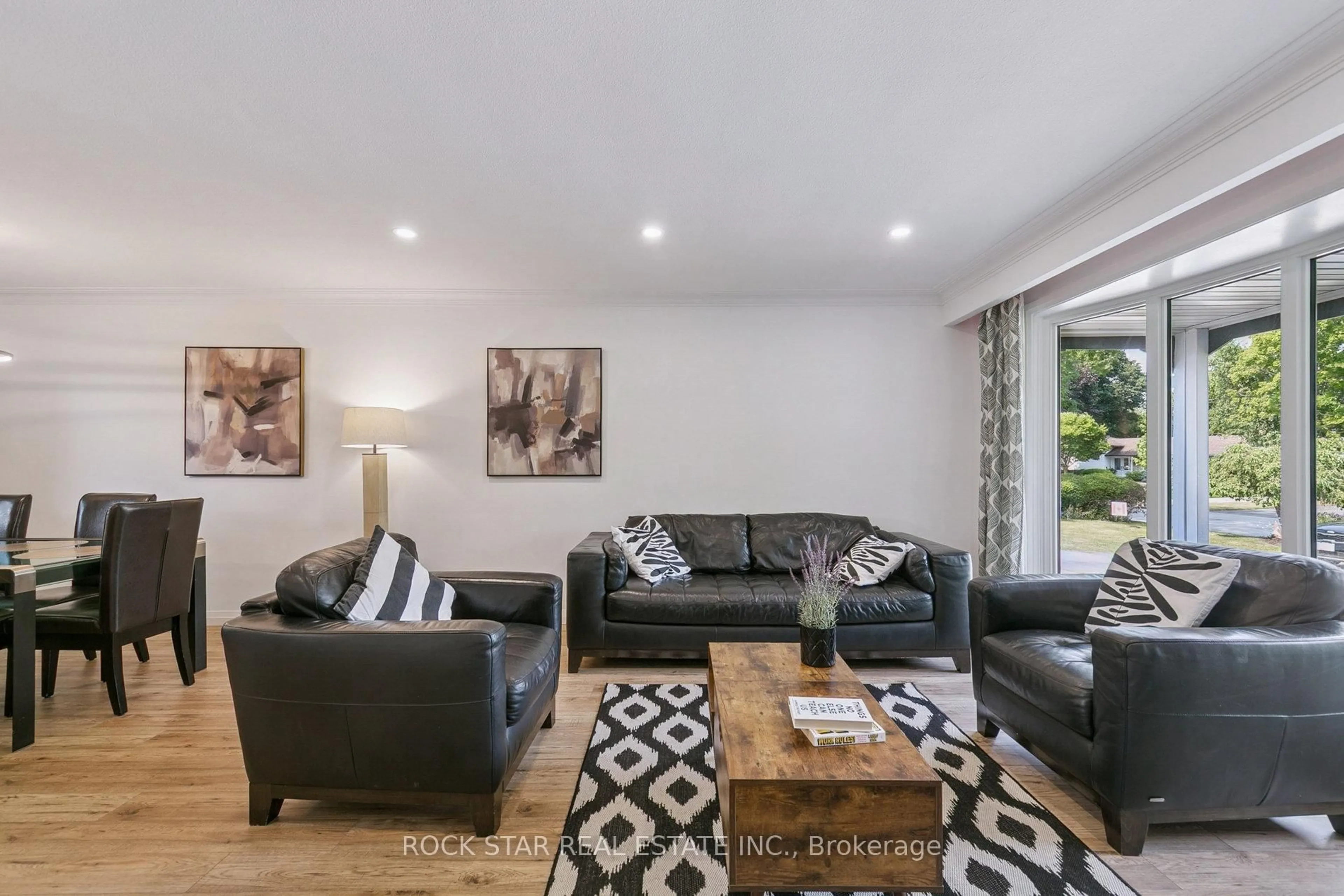 Living room with furniture, wood/laminate floor for 635 Bridle Wood, Burlington Ontario L7L 4E2