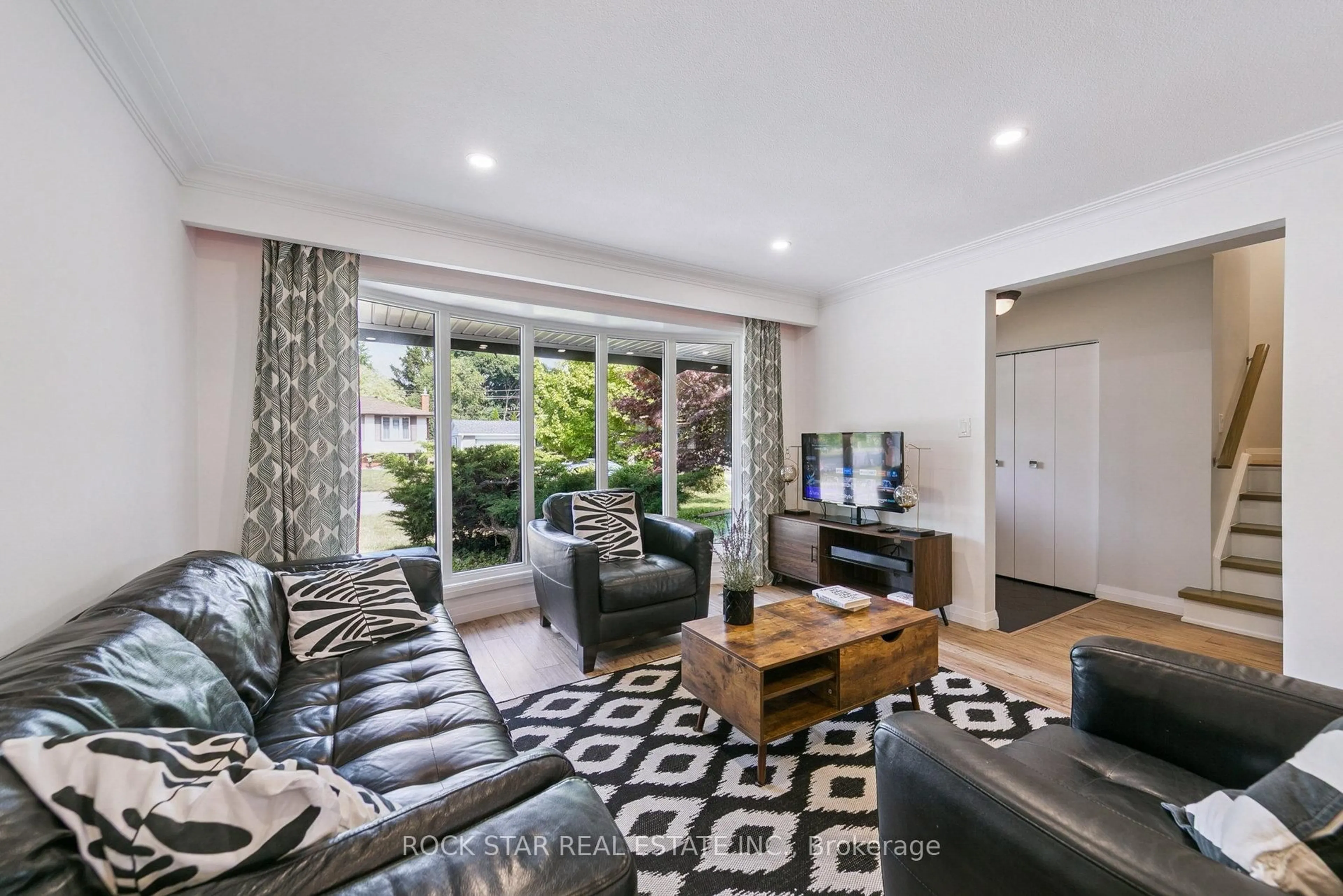 Living room with furniture, unknown for 635 Bridle Wood, Burlington Ontario L7L 4E2