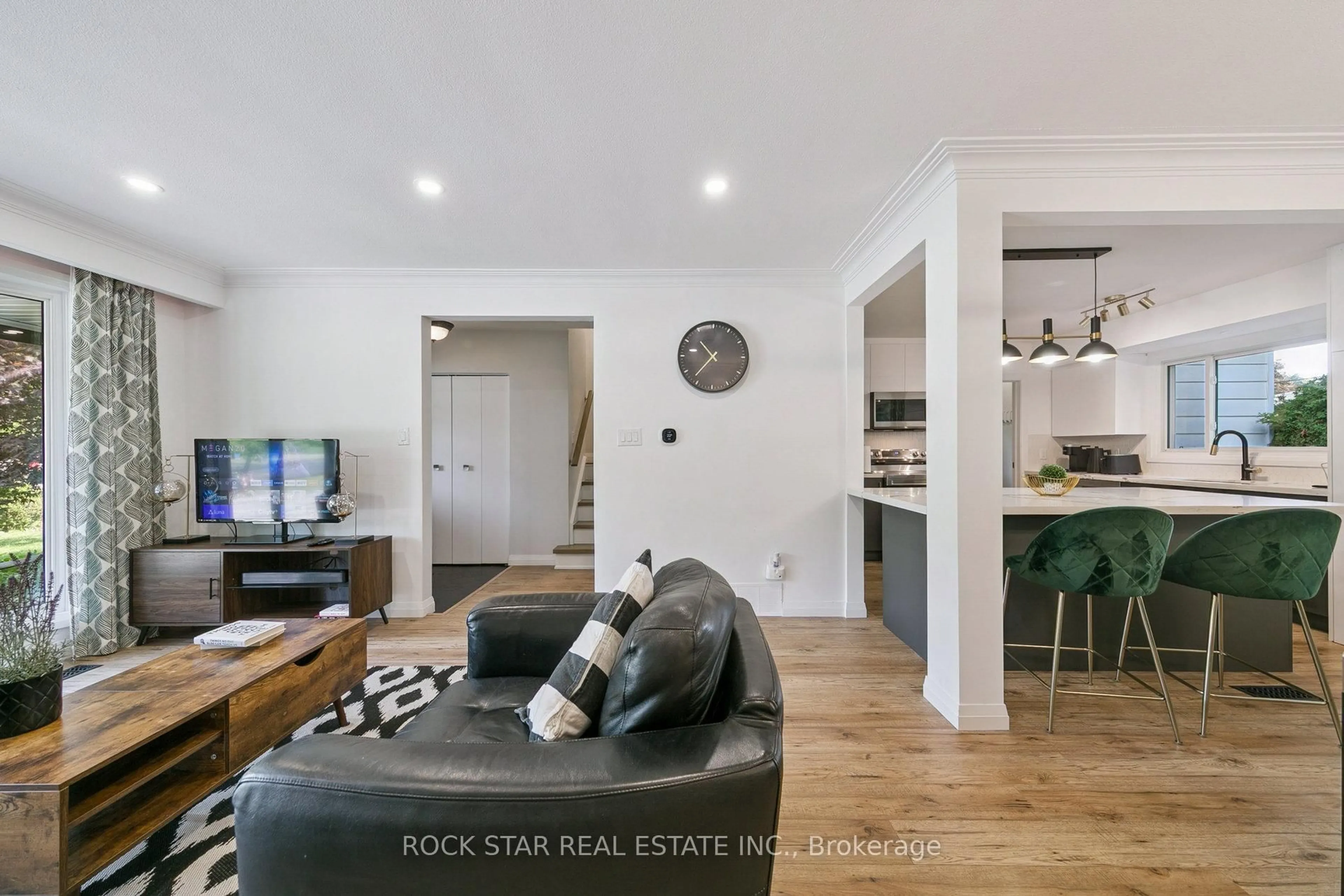 Living room with furniture, unknown for 635 Bridle Wood, Burlington Ontario L7L 4E2