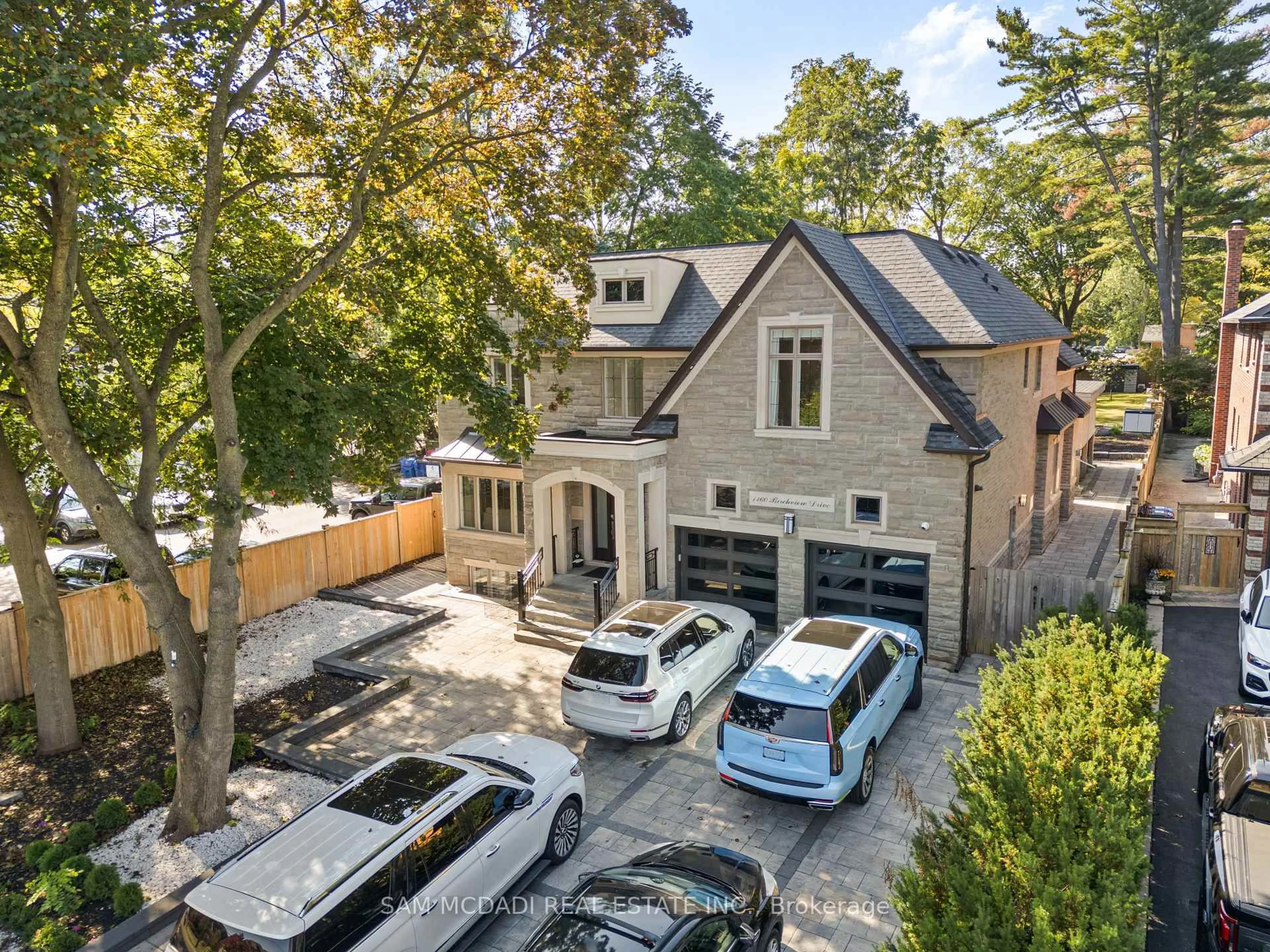 A pic from outside/outdoor area/front of a property/back of a property/a pic from drone, street for 1160 Birchview Dr, Mississauga Ontario L5H 3C8