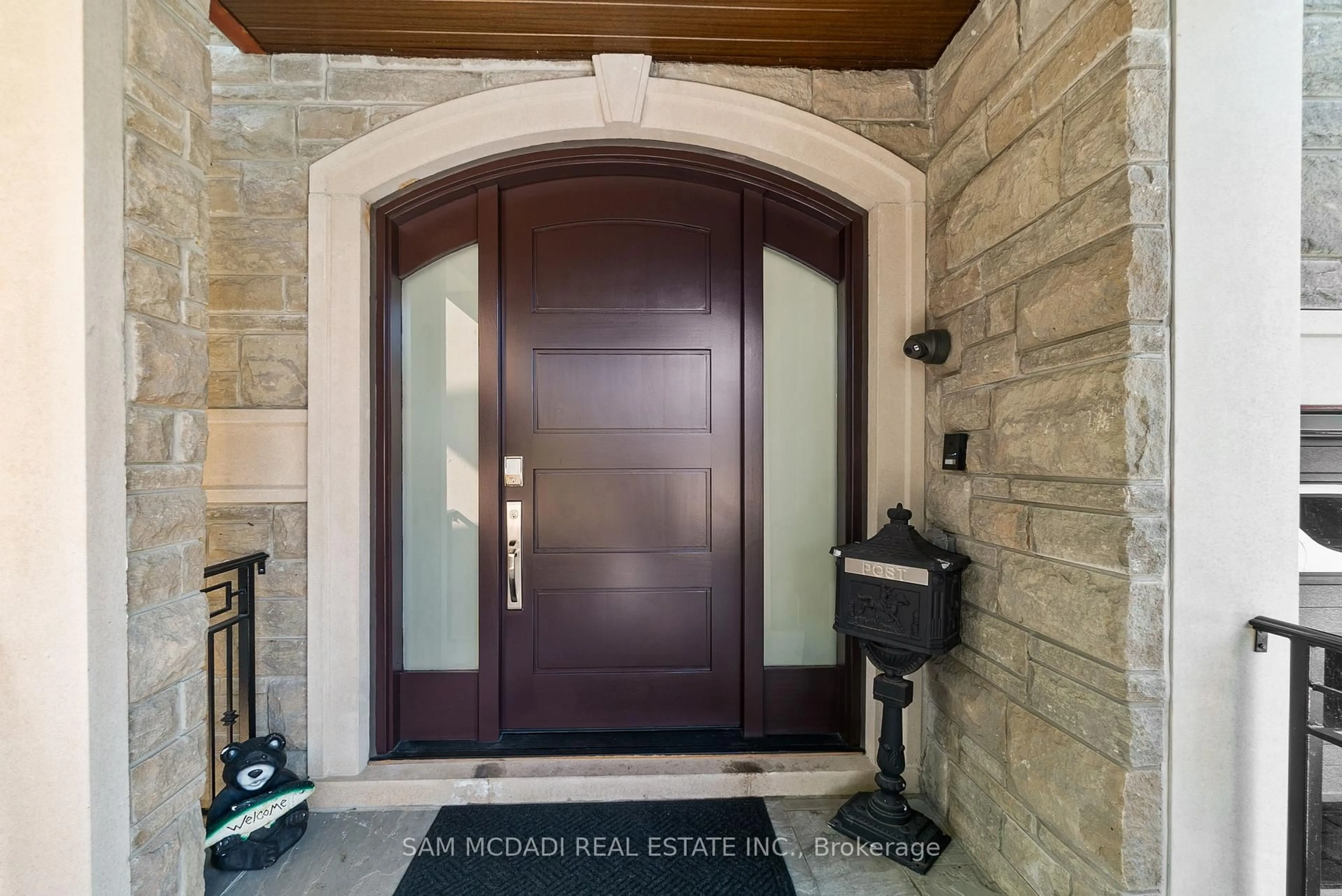 Indoor entryway for 1160 Birchview Dr, Mississauga Ontario L5H 3C8