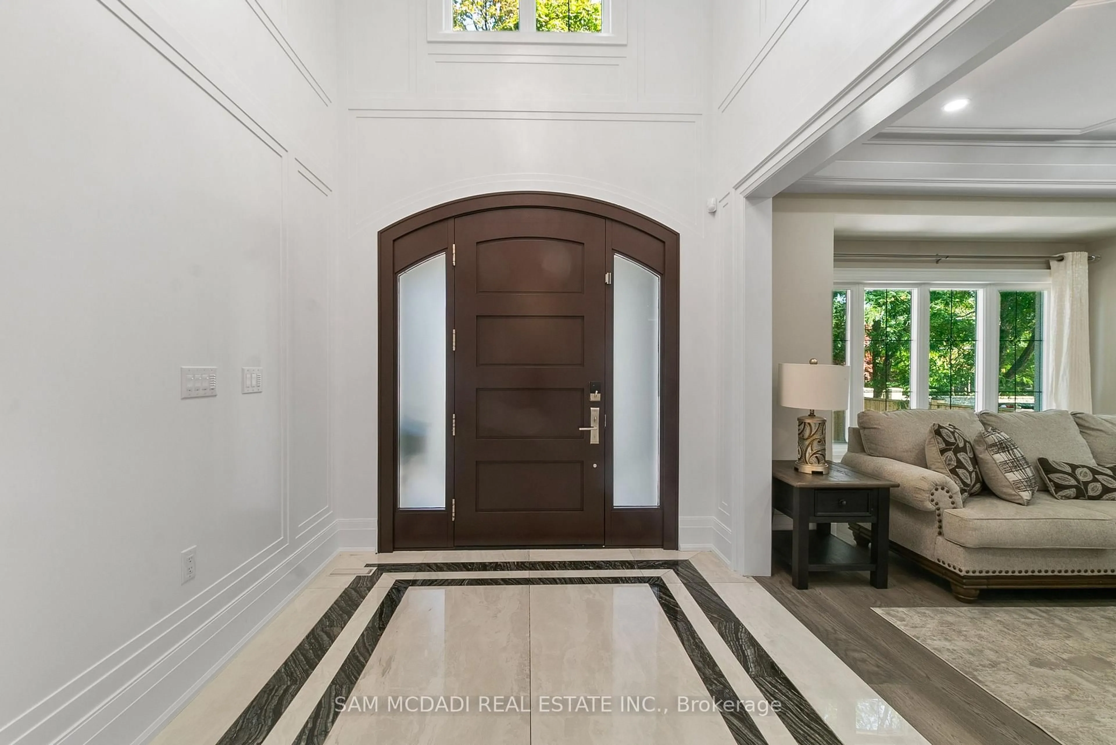 Indoor entryway for 1160 Birchview Dr, Mississauga Ontario L5H 3C8