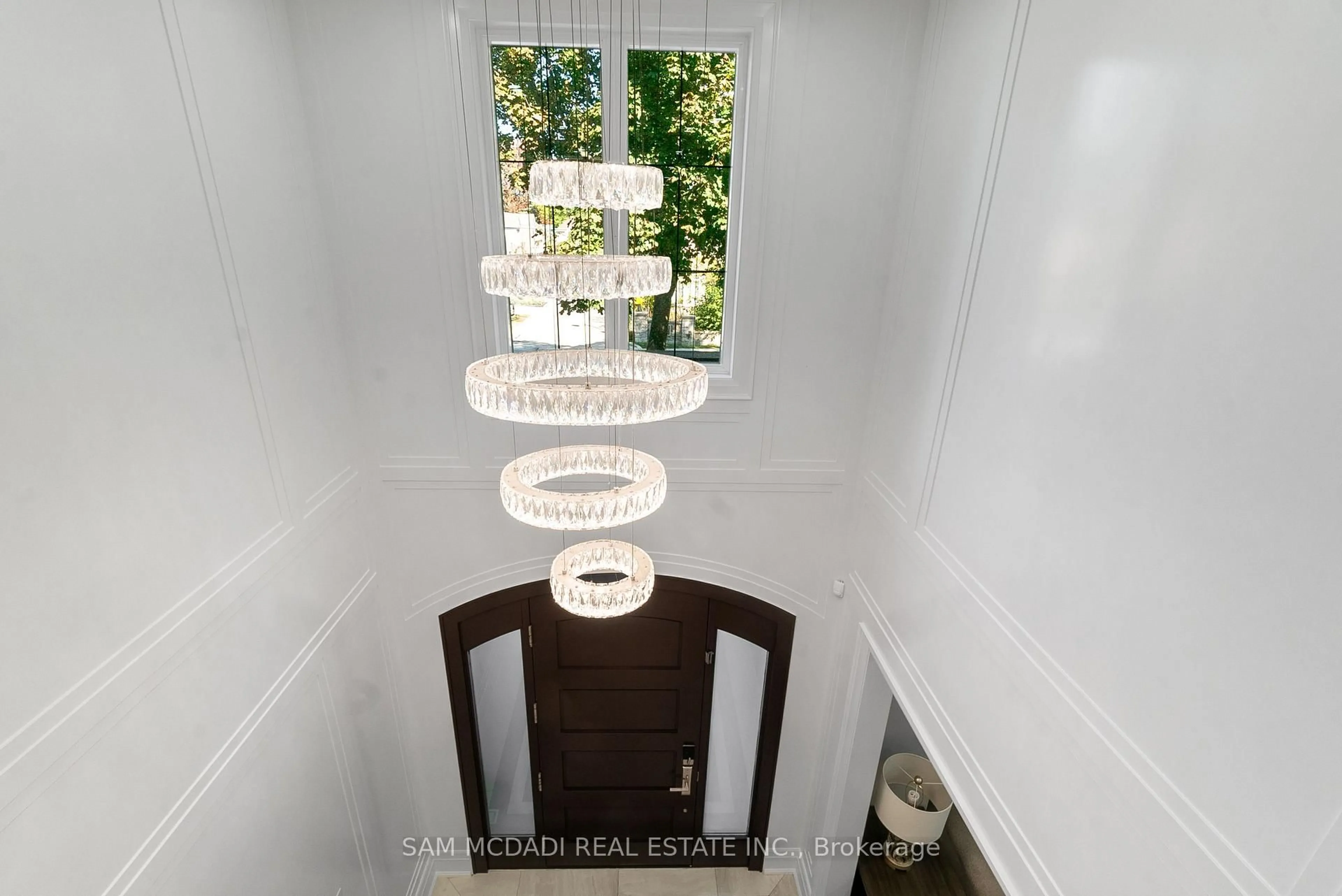 Indoor entryway for 1160 Birchview Dr, Mississauga Ontario L5H 3C8