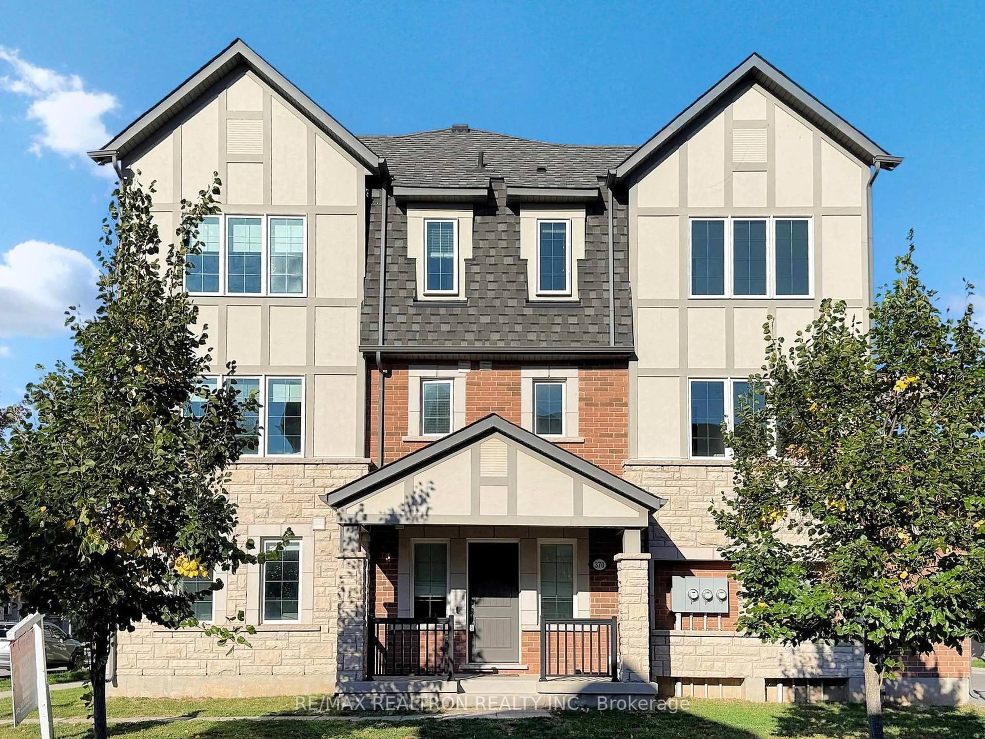 Home with brick exterior material, building for 370 Timberland Gate, Oakville Ontario L6M 0Y9