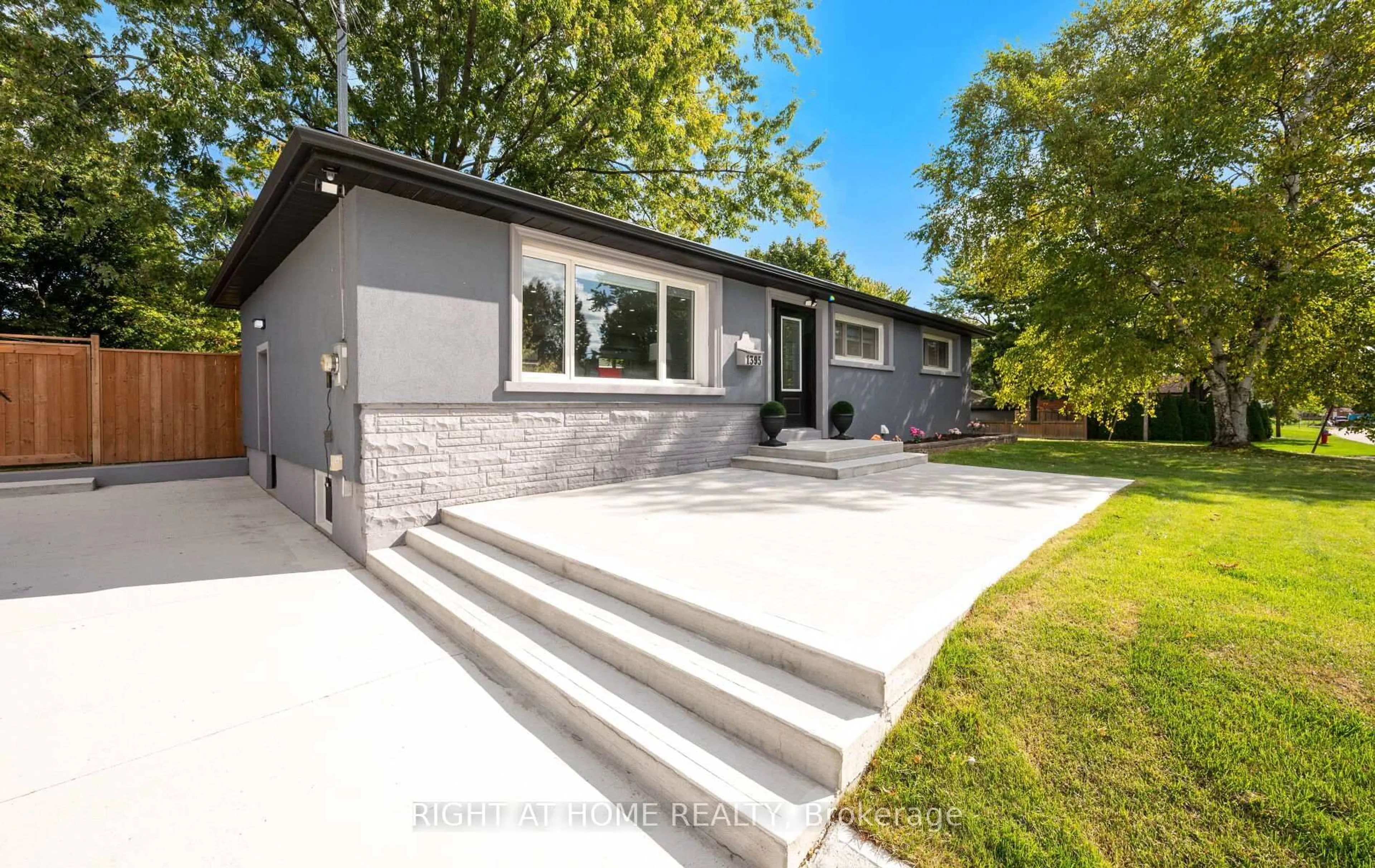 Home with vinyl exterior material, street for 1395 Niels Ave, Burlington Ontario L7P 2E6
