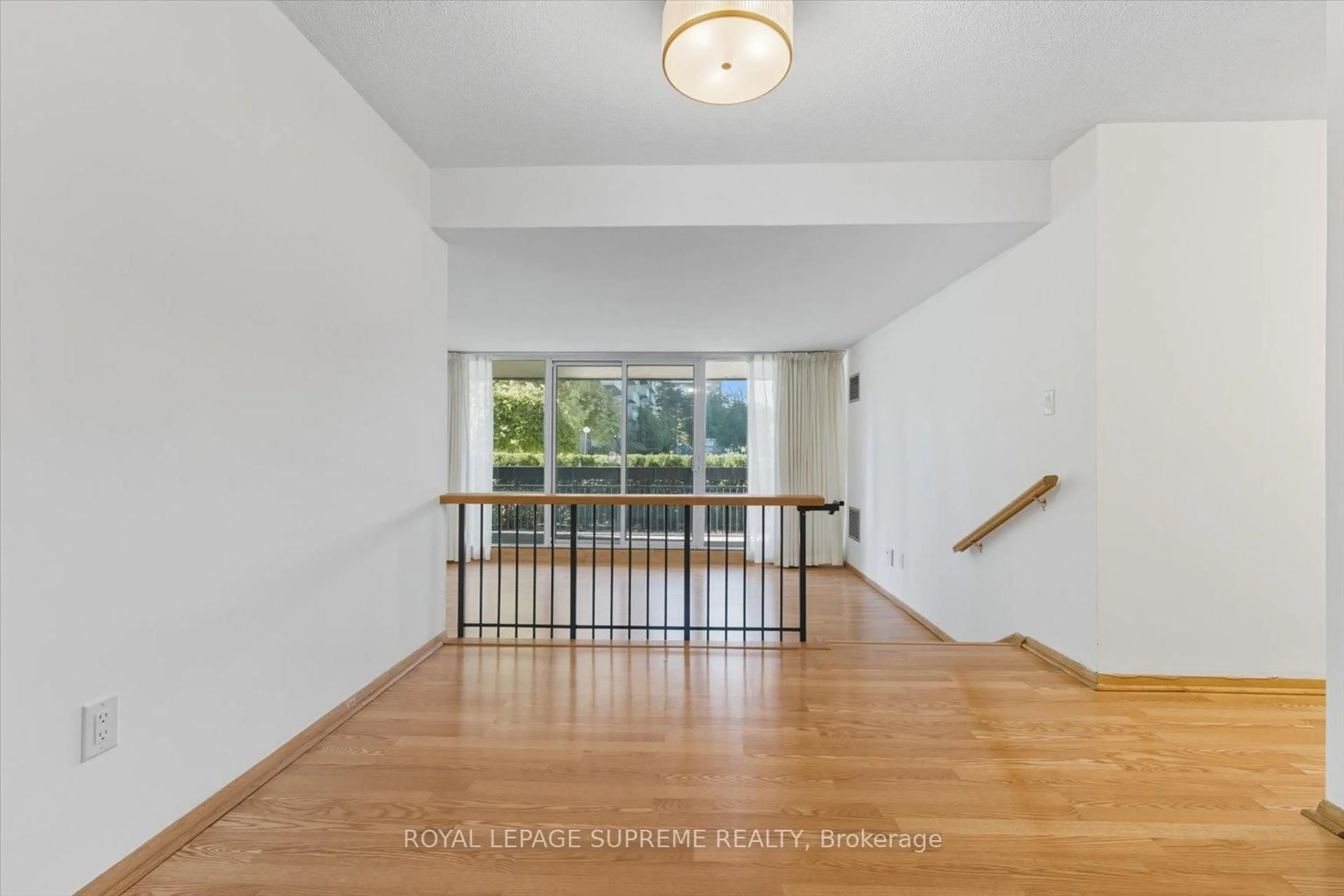 Indoor foyer for 270 Scarlett Rd #107, Toronto Ontario M6N 4X7