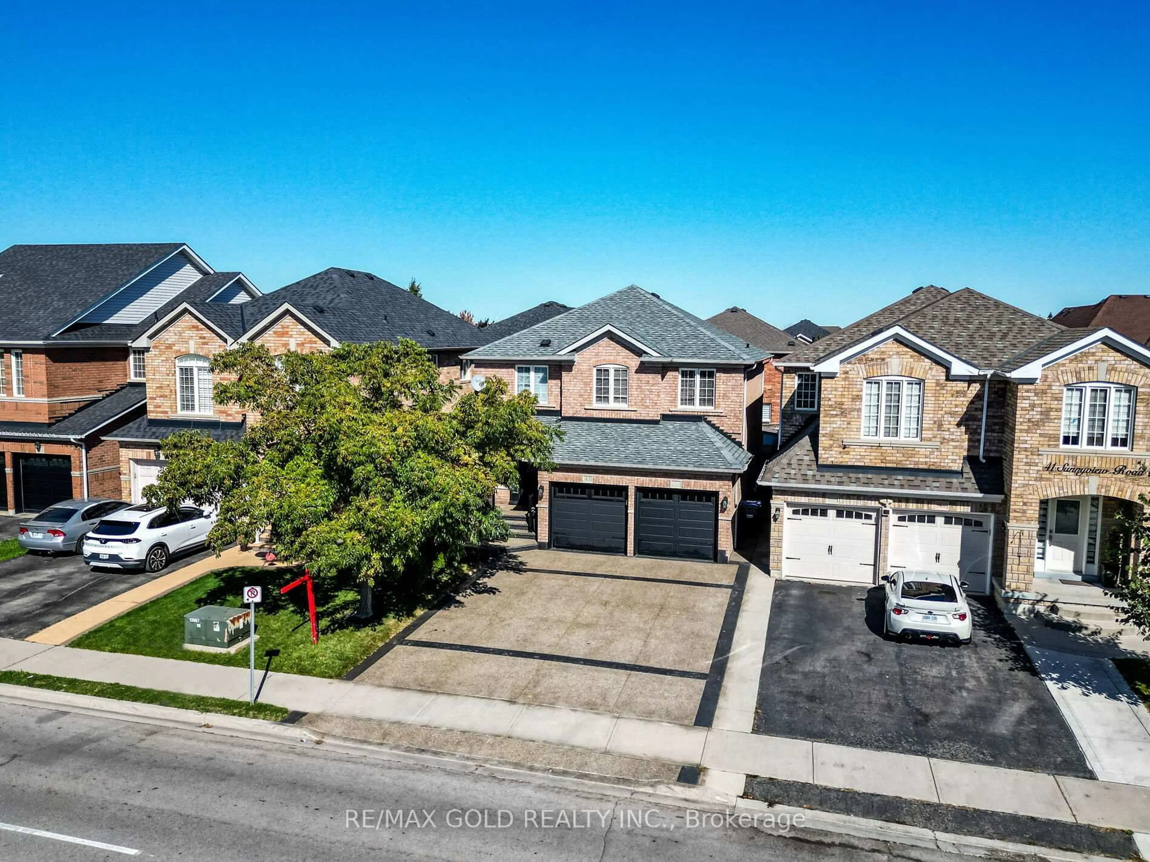 A pic from outside/outdoor area/front of a property/back of a property/a pic from drone, street for 43 Sunnyview Rd, Brampton Ontario L7A 3E4
