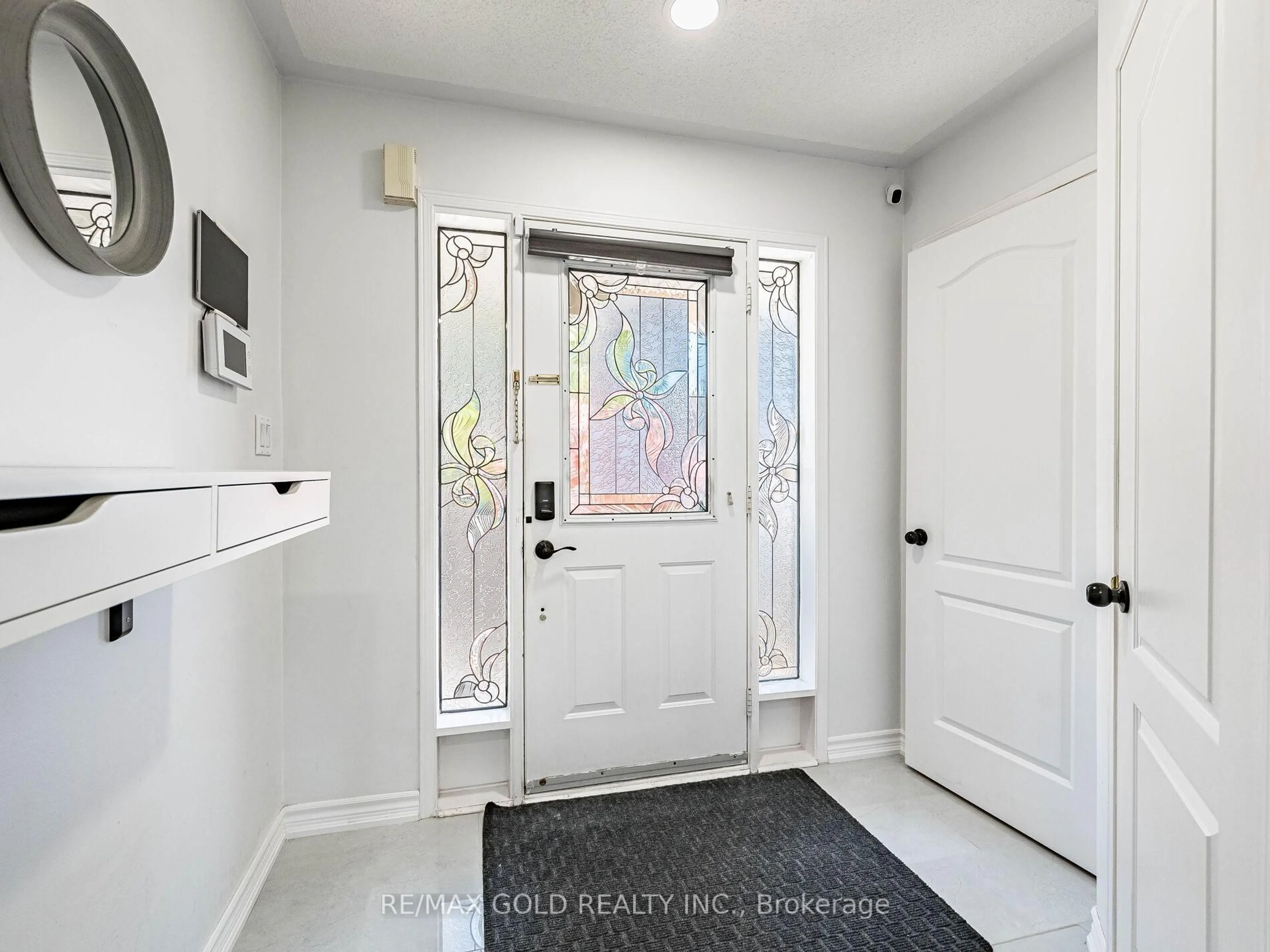 Indoor entryway for 43 Sunnyview Rd, Brampton Ontario L7A 3E4