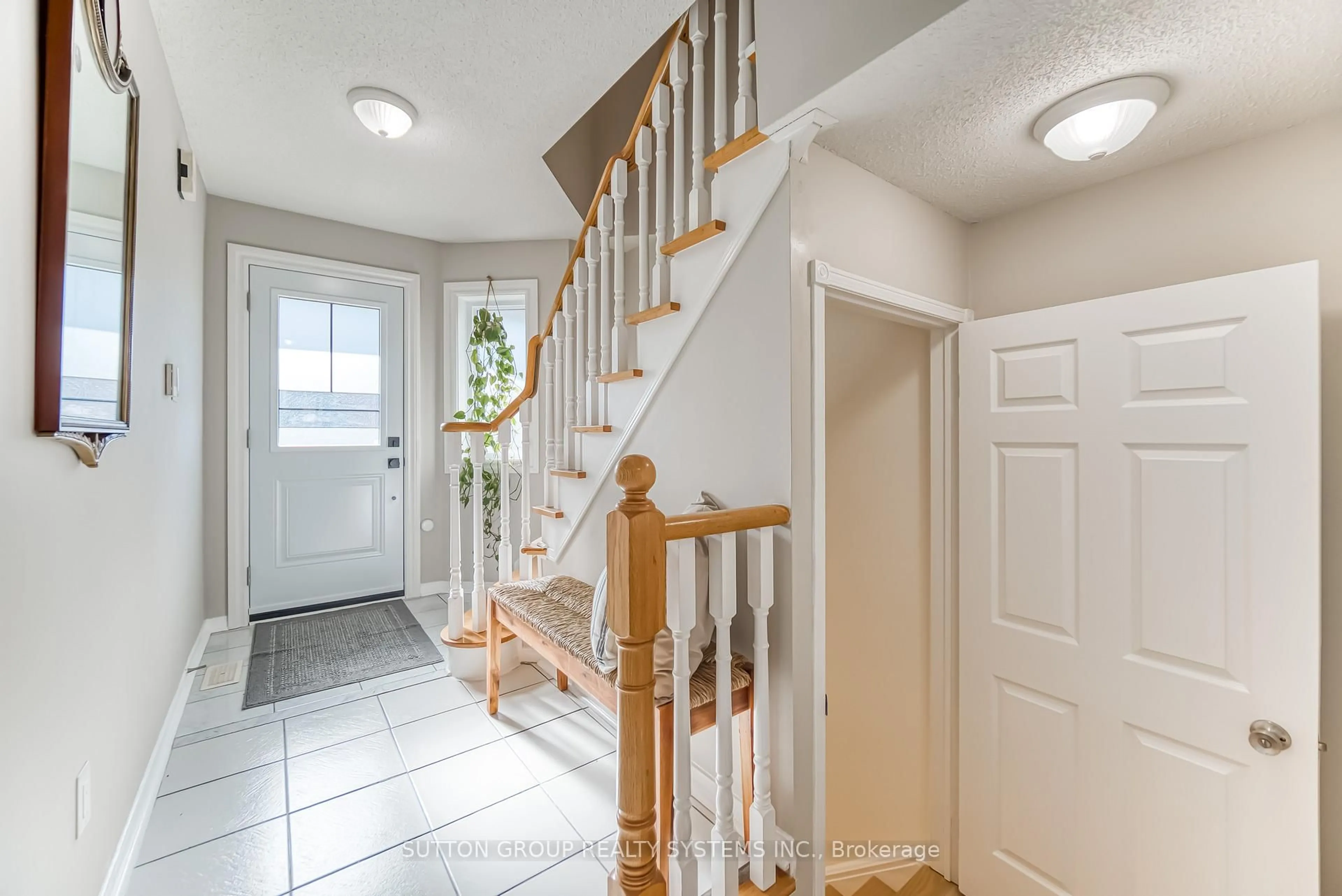 Indoor entryway for 455 Apache Crt #129, Mississauga Ontario L4Z 3W8
