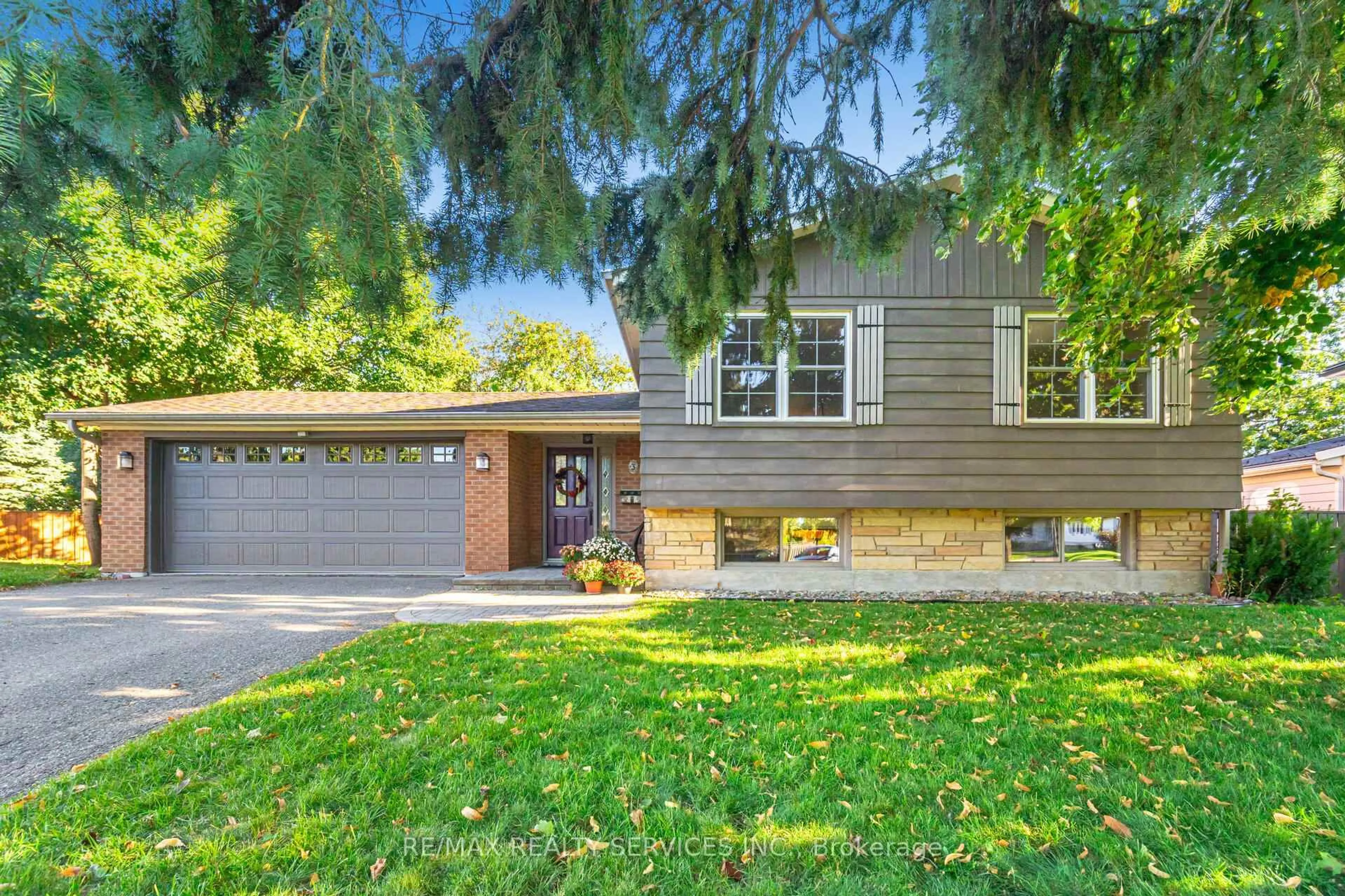 Home with brick exterior material, street for 3 Conway Crt, Brampton Ontario L6T 1Z5