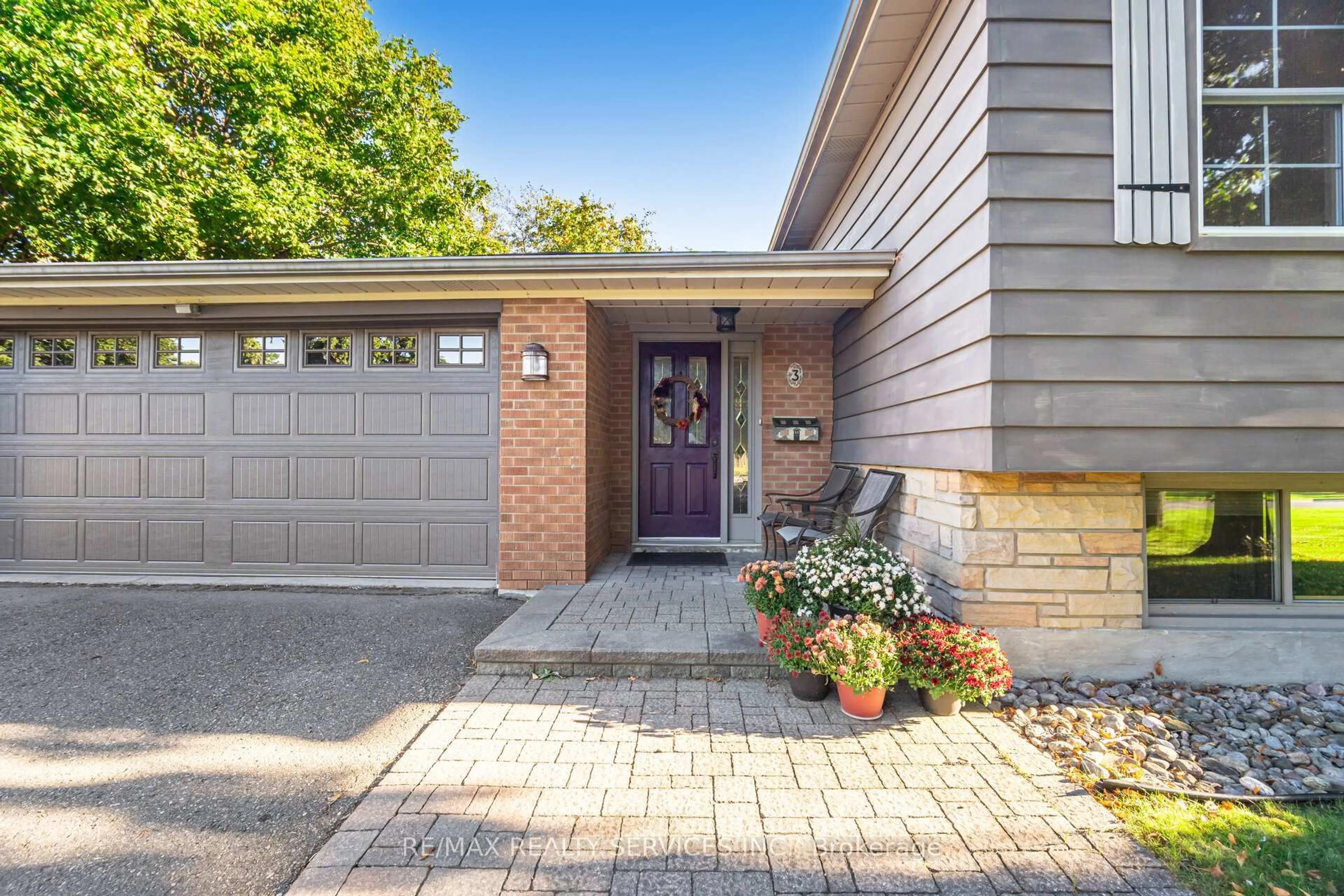 Home with brick exterior material, street for 3 Conway Crt, Brampton Ontario L6T 1Z5