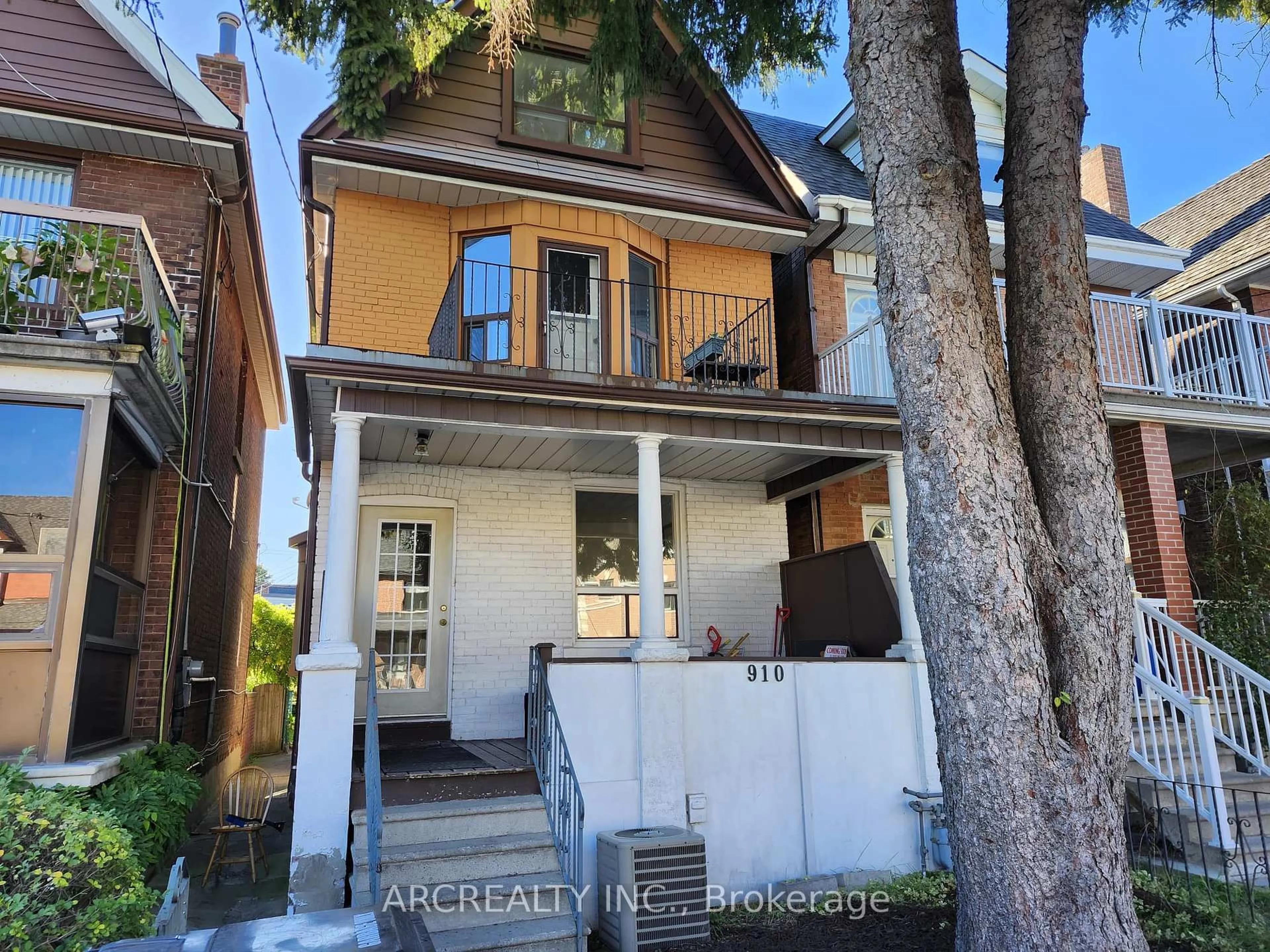 Home with brick exterior material, street for 910 Dovercourt Rd, Toronto Ontario M6H 2X5