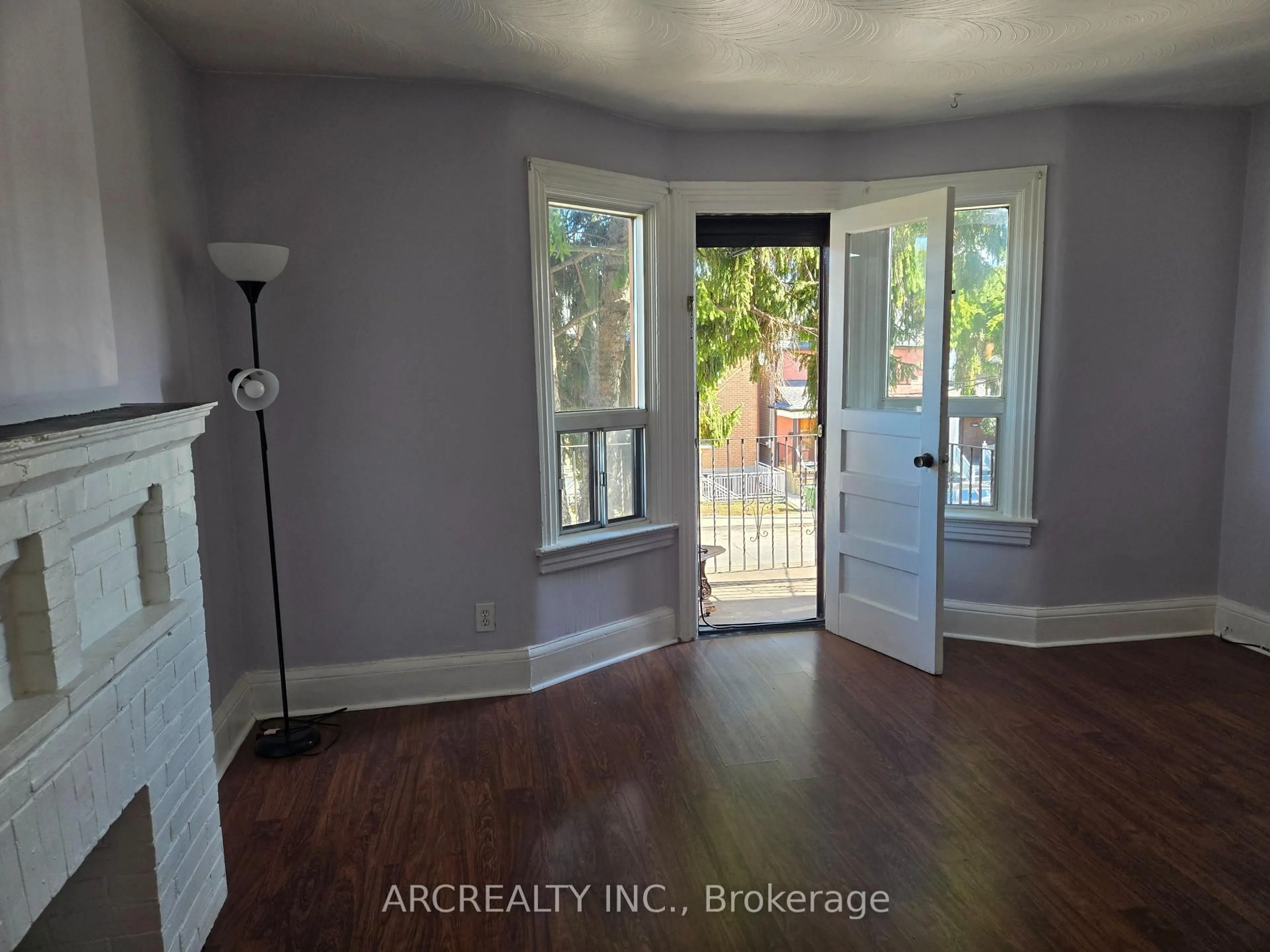 Indoor entryway for 910 Dovercourt Rd, Toronto Ontario M6H 2X5