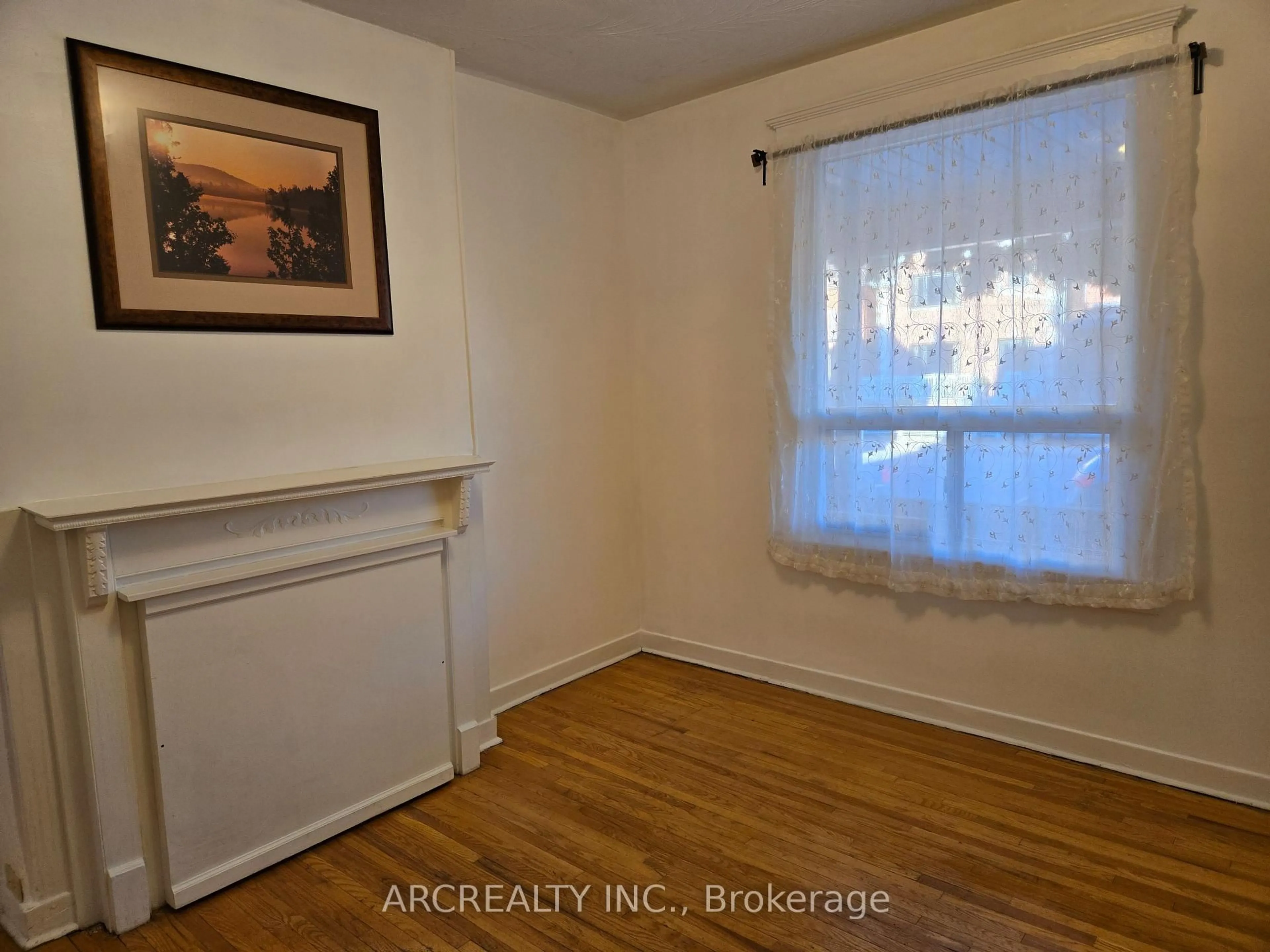 A pic of a room for 910 Dovercourt Rd, Toronto Ontario M6H 2X5