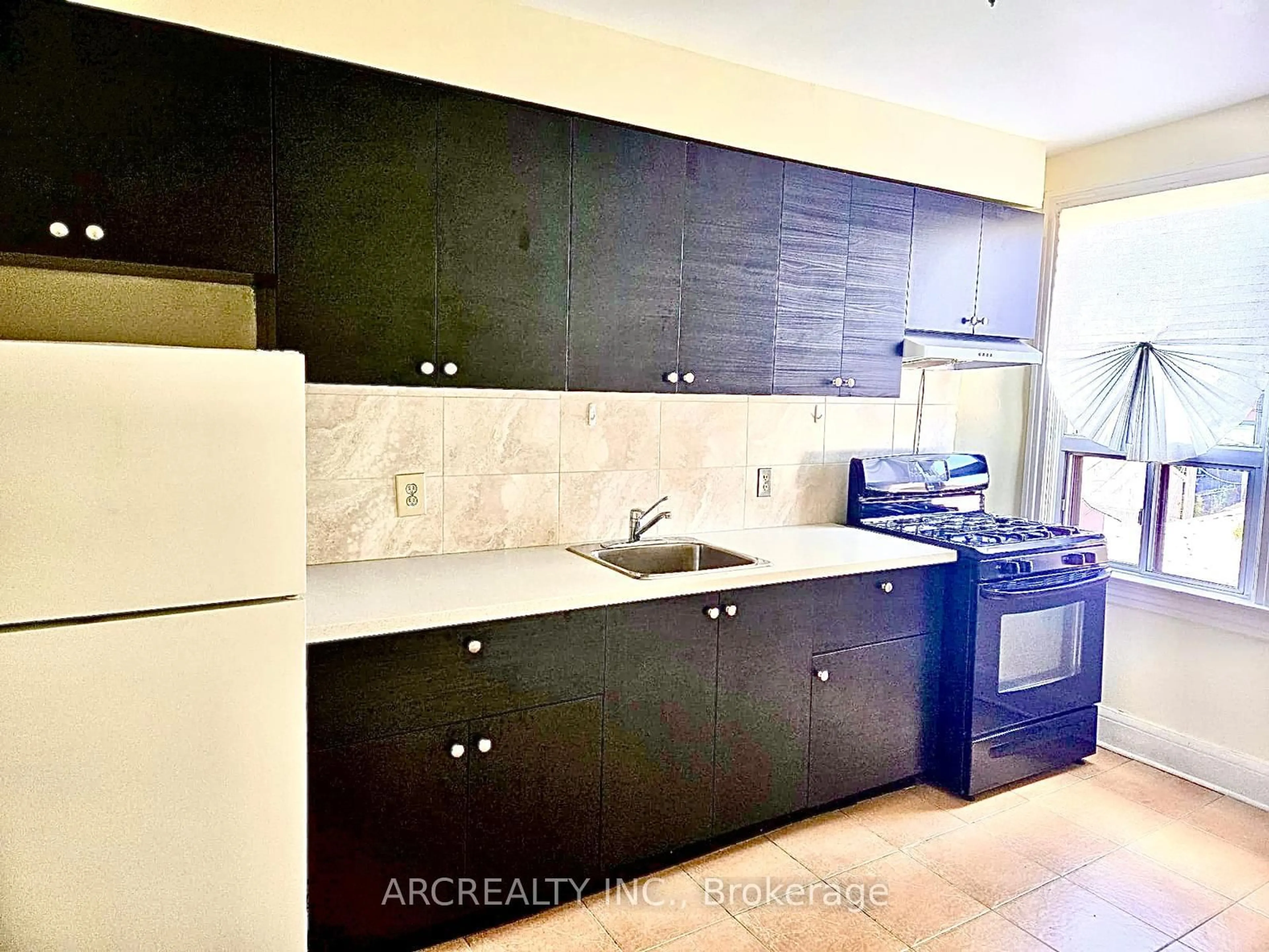 Standard kitchen, ceramic/tile floor for 910 Dovercourt Rd, Toronto Ontario M6H 2X5