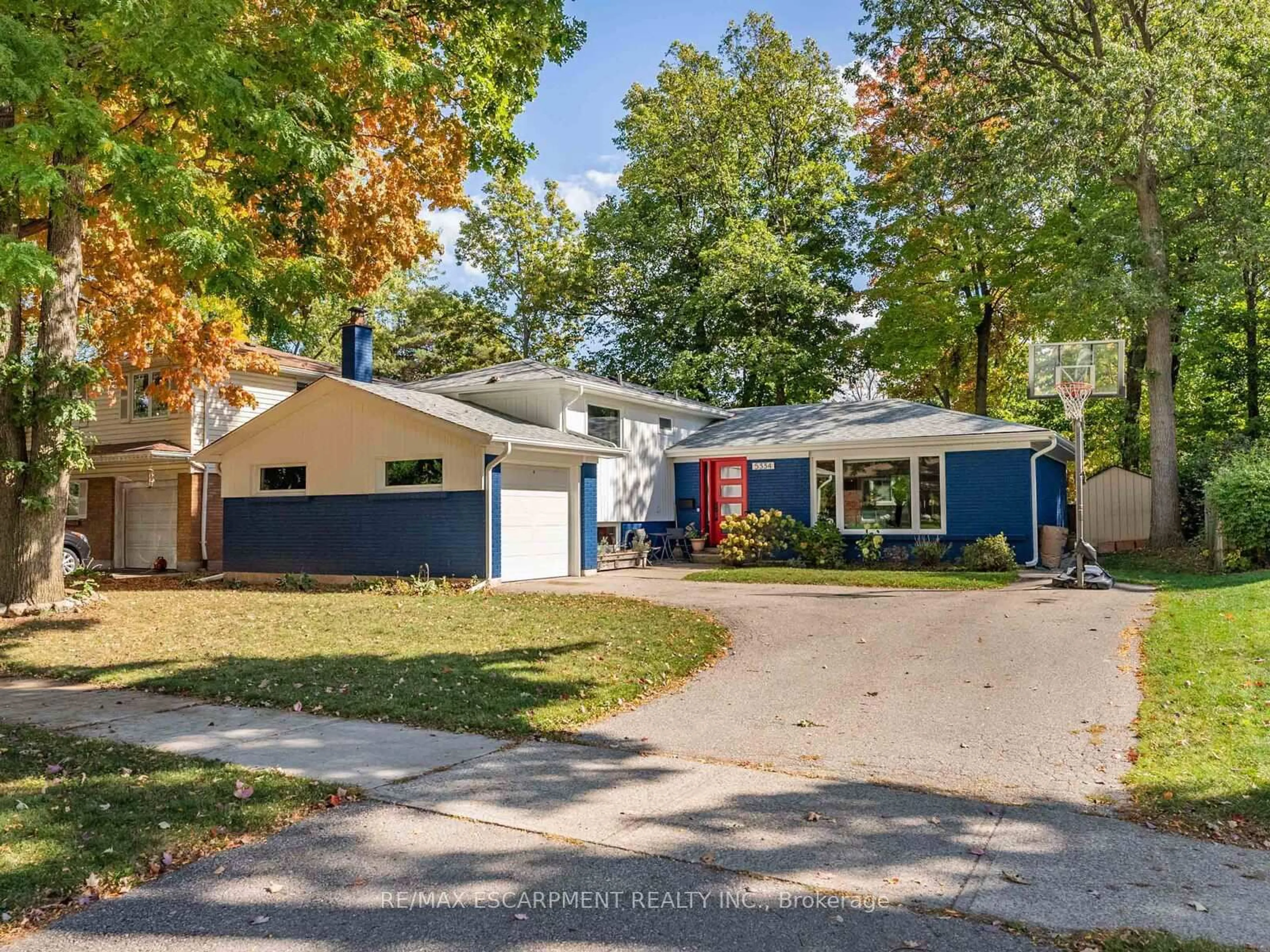 Home with vinyl exterior material, street for 5334 Linbrook Rd, Burlington Ontario L7L 3T9