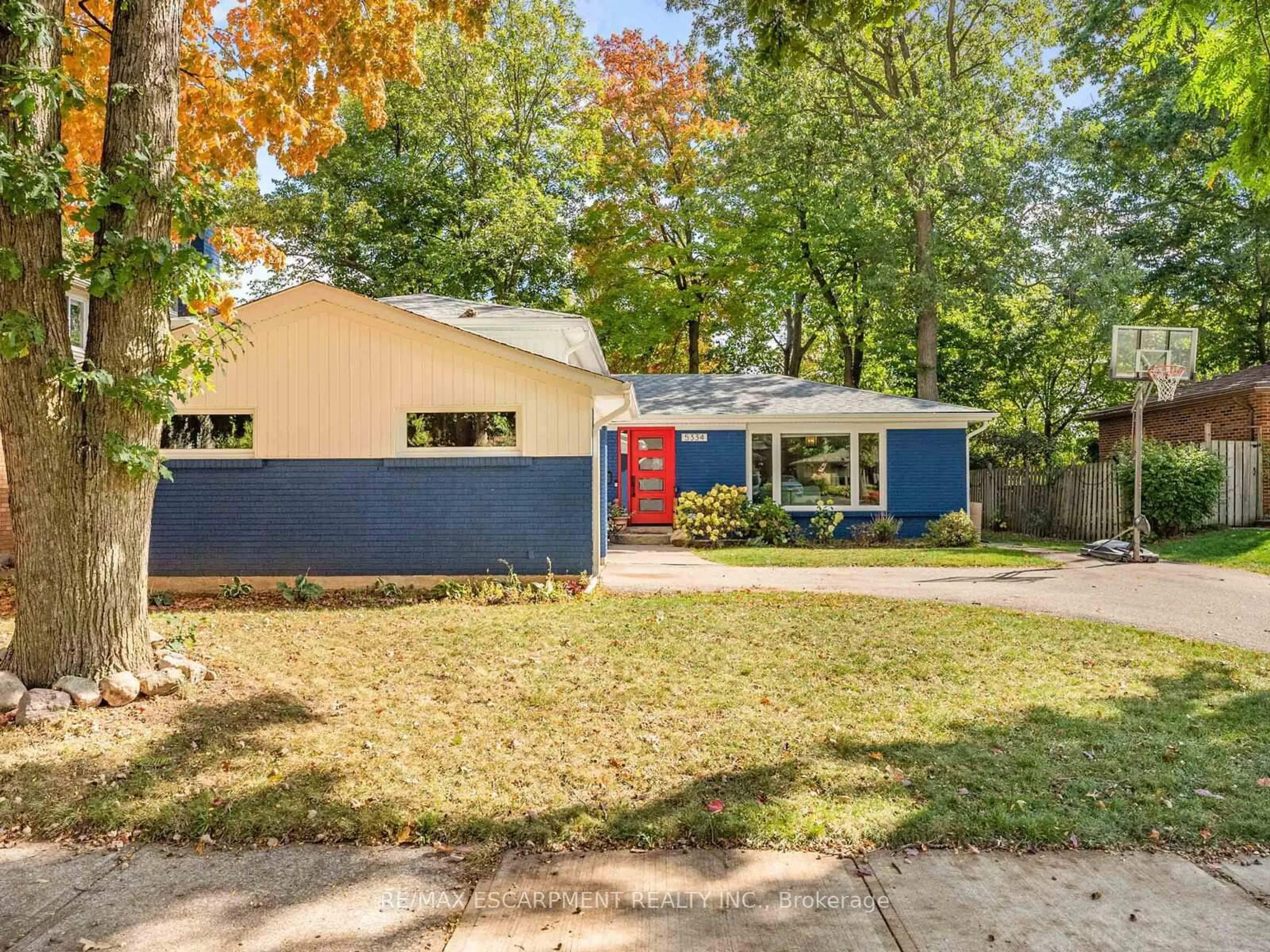 Home with vinyl exterior material, street for 5334 Linbrook Rd, Burlington Ontario L7L 3T9