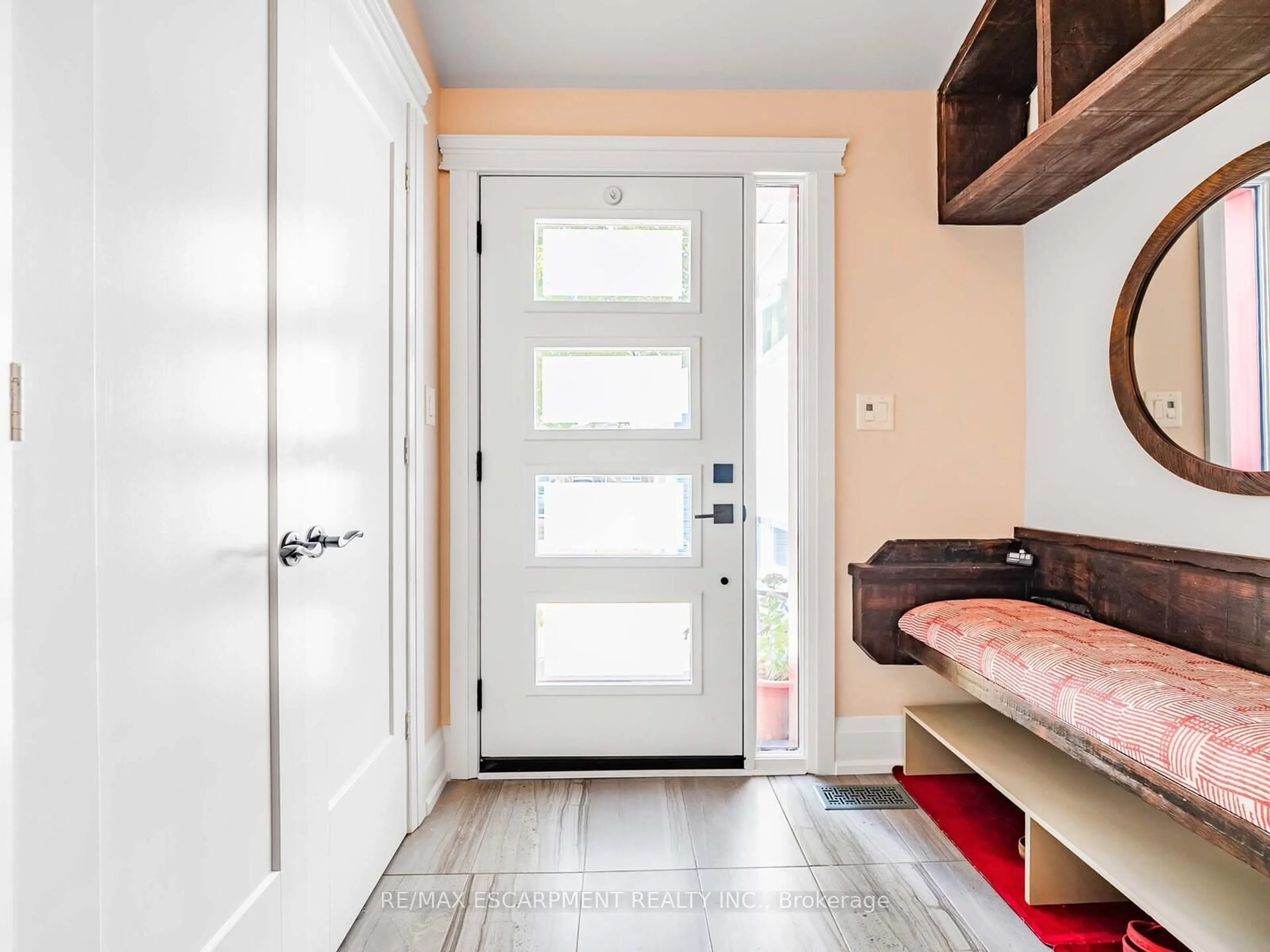 Indoor entryway for 5334 Linbrook Rd, Burlington Ontario L7L 3T9