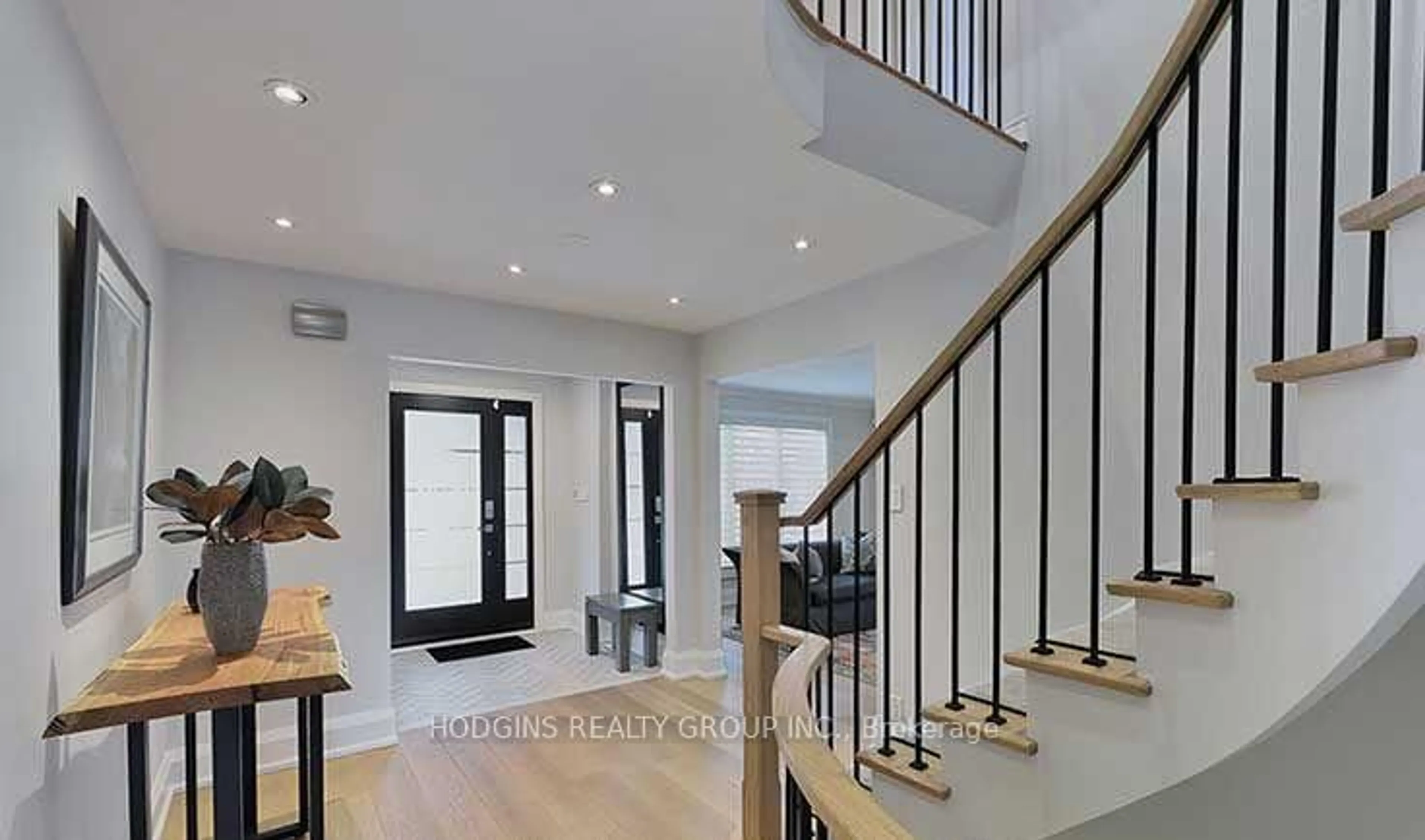 Indoor foyer for 1726 Sherwood Forrest Circ, Mississauga Ontario L5K 2H6