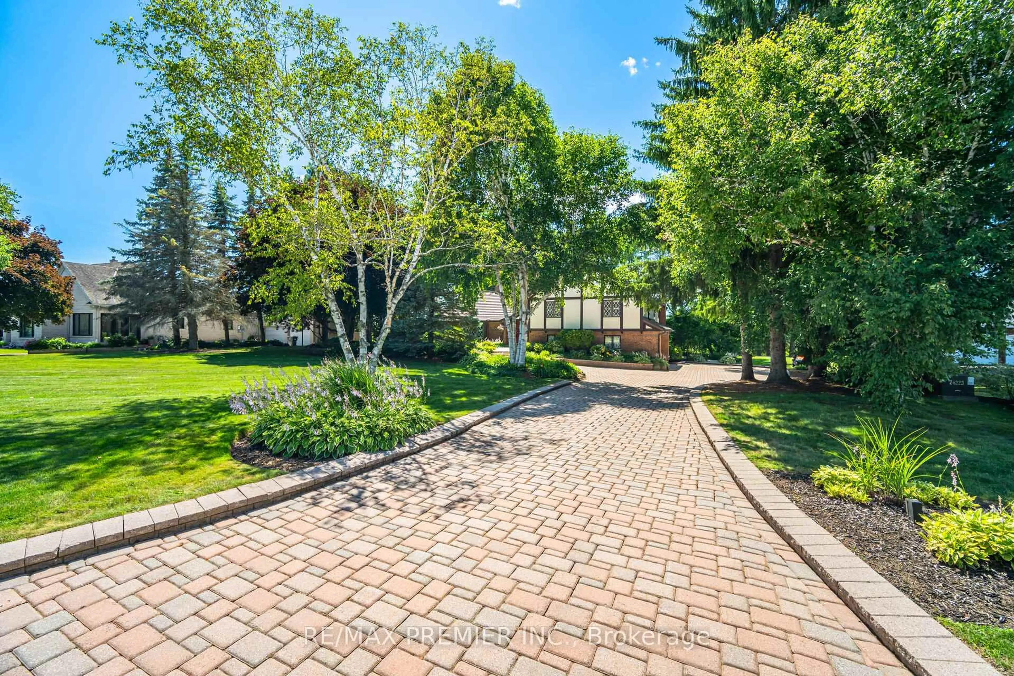 Patio, street for 18 Ingleview Dr, Caledon Ontario L7C 1P3