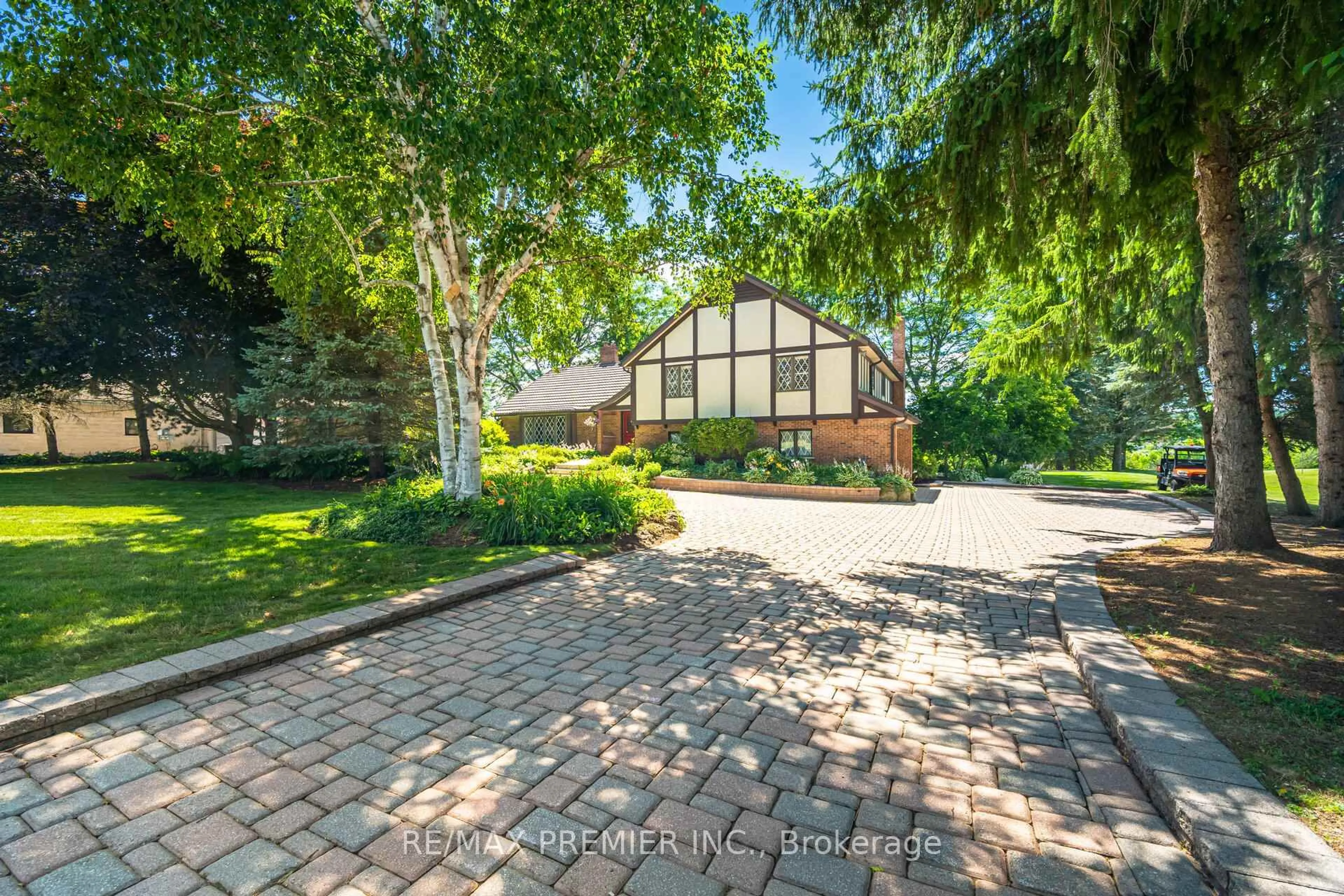 A pic from outside/outdoor area/front of a property/back of a property/a pic from drone, street for 18 Ingleview Dr, Caledon Ontario L7C 1P3