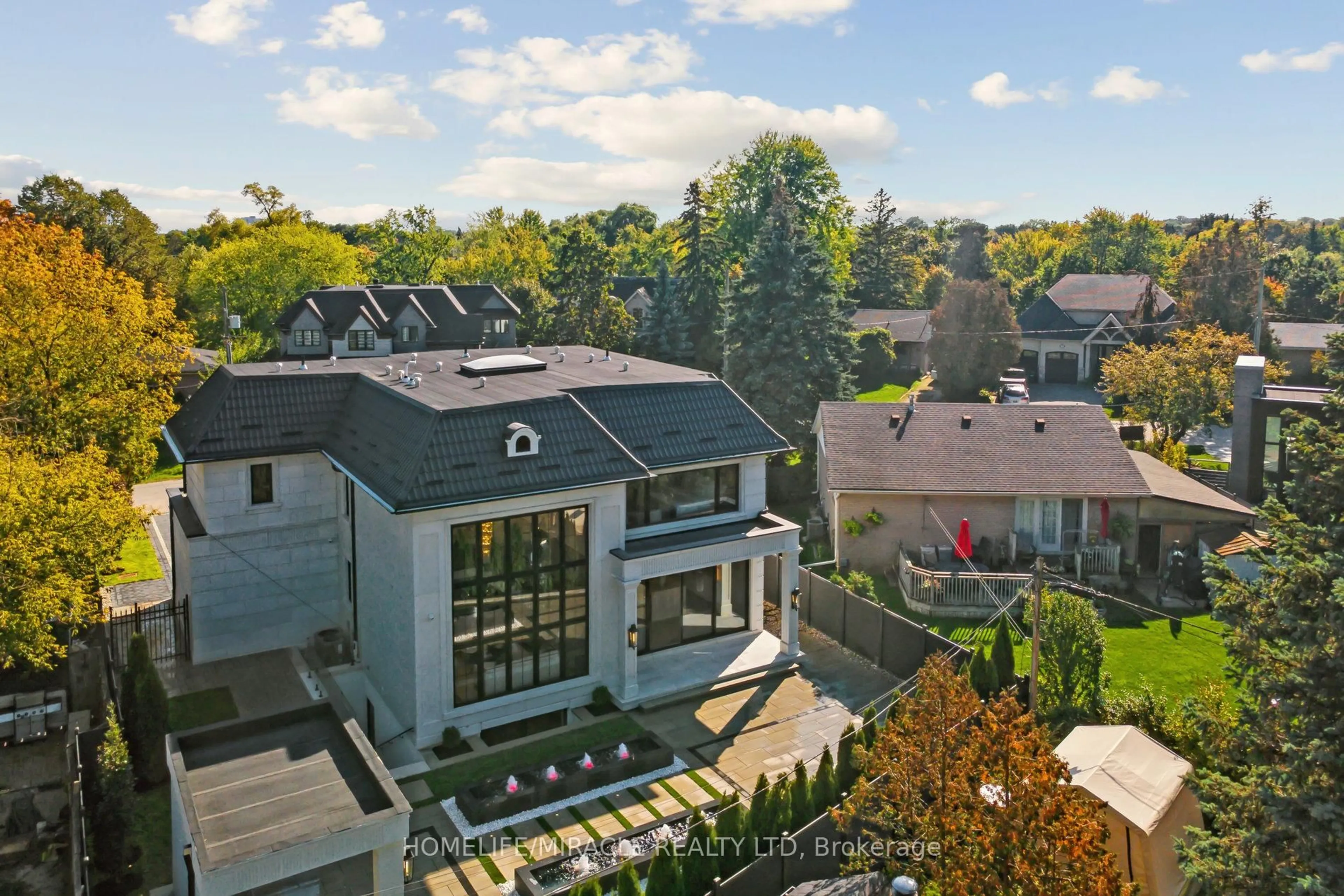 A pic from outside/outdoor area/front of a property/back of a property/a pic from drone, unknown for 517 Stafford Dr, Oakville Ontario L6L 4M4