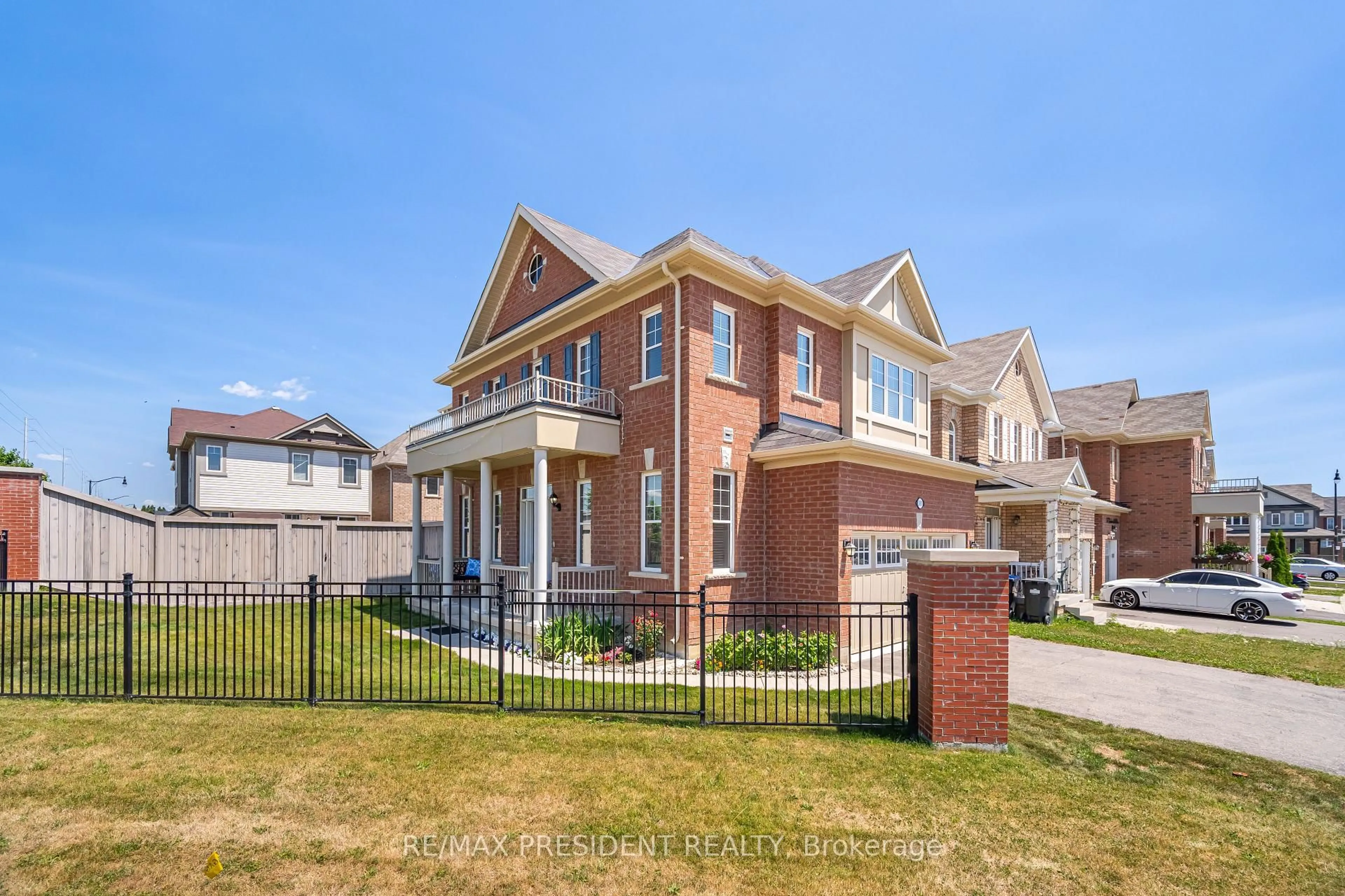 Home with brick exterior material, street for 581 Edenbrook Hill Dr, Brampton Ontario L7A 4T4