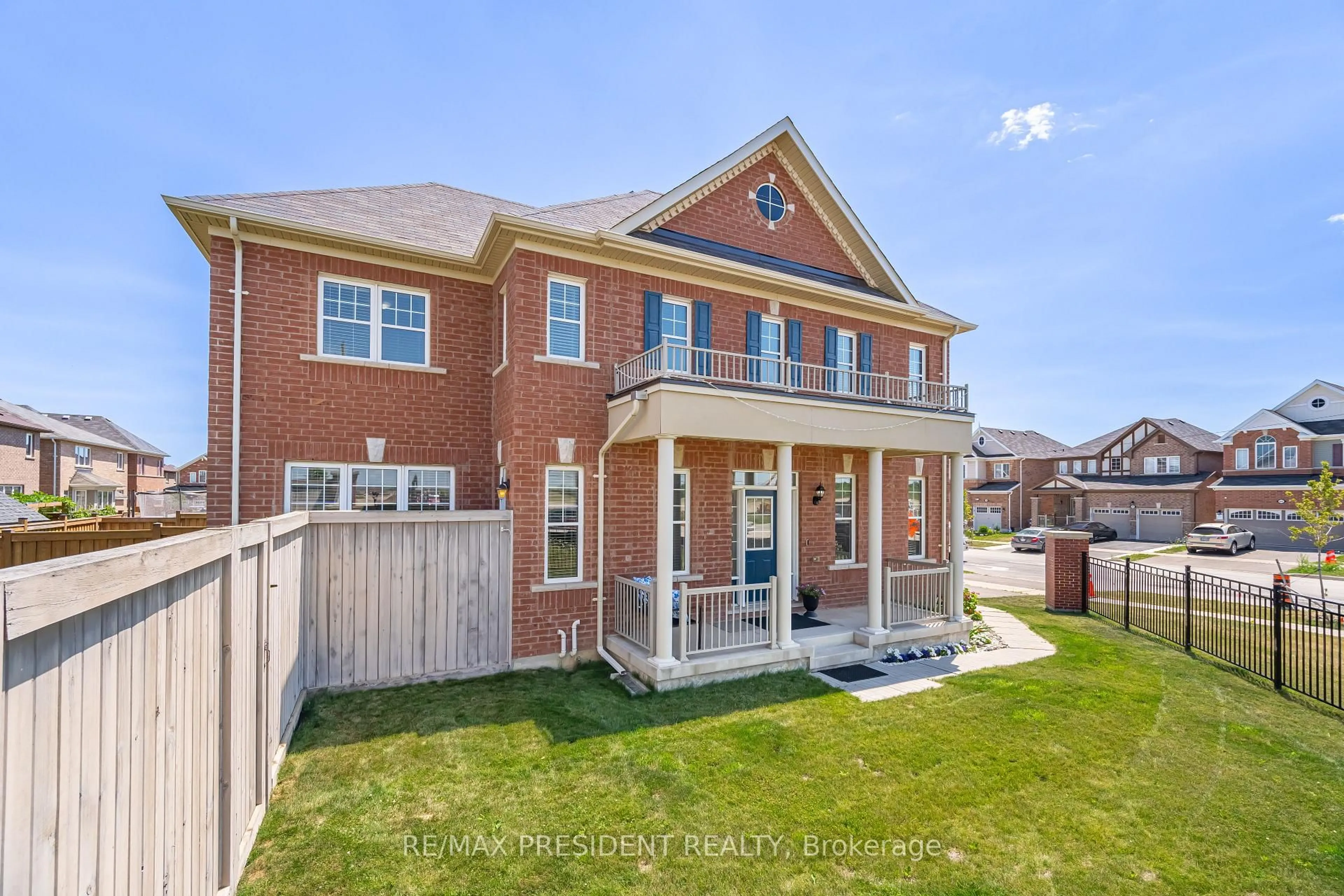 Home with brick exterior material, street for 581 Edenbrook Hill Dr, Brampton Ontario L7A 4T4