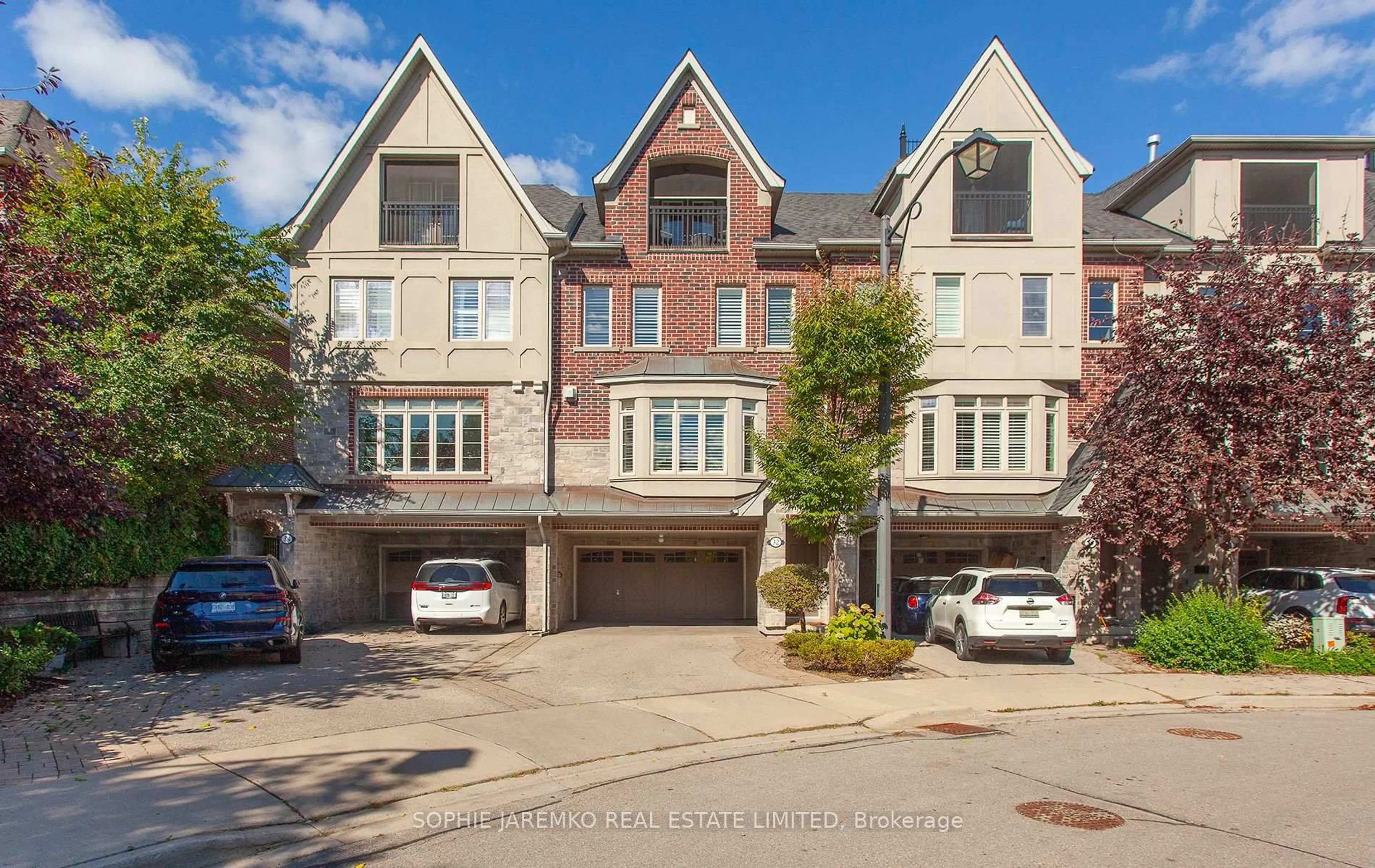 A pic from outside/outdoor area/front of a property/back of a property/a pic from drone, street for 32 Gala Lane, Toronto Ontario M8Y 0A9