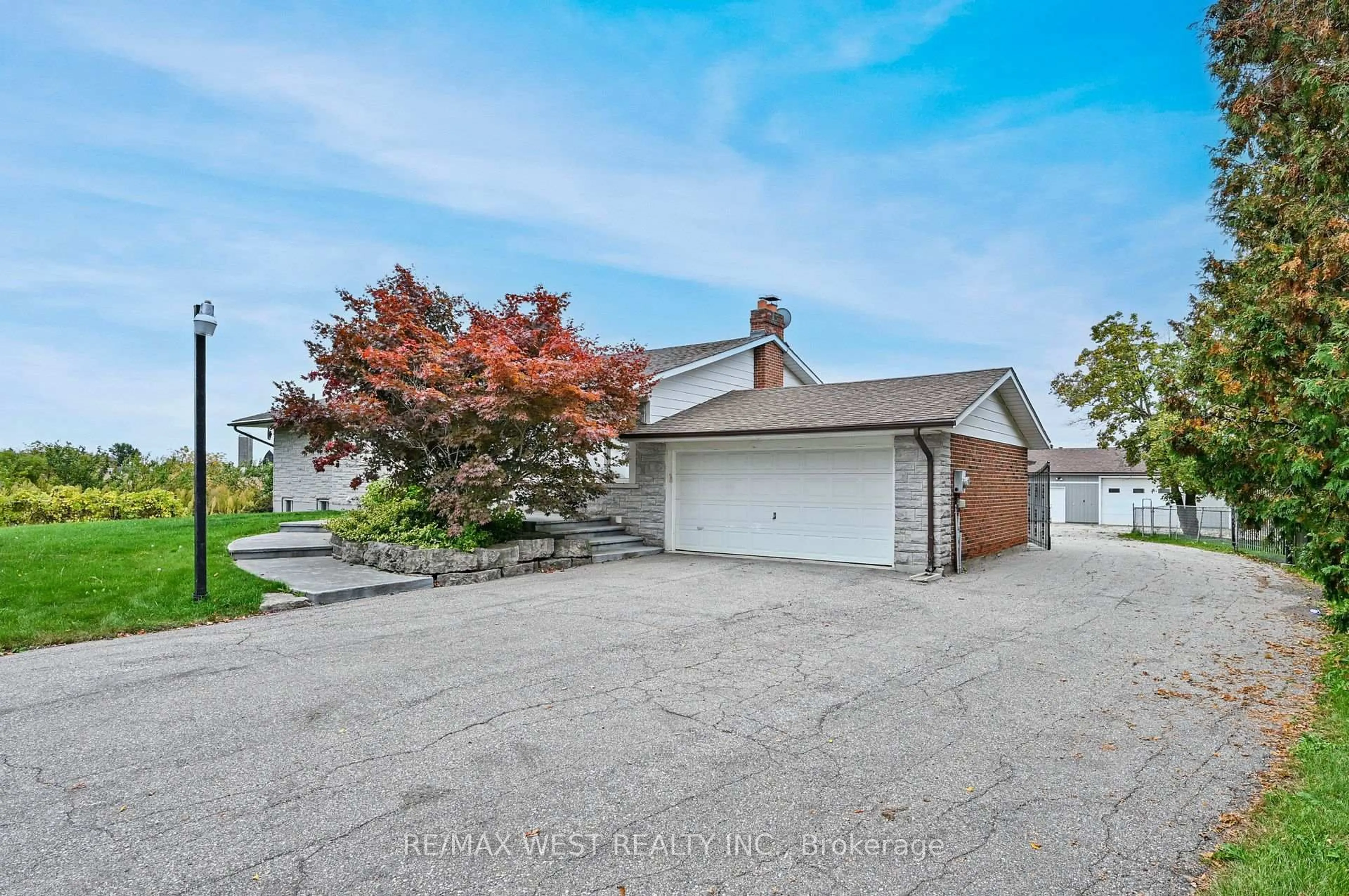 A pic from outside/outdoor area/front of a property/back of a property/a pic from drone, street for 12370 Creditview Rd, Caledon Ontario L7C 1X9