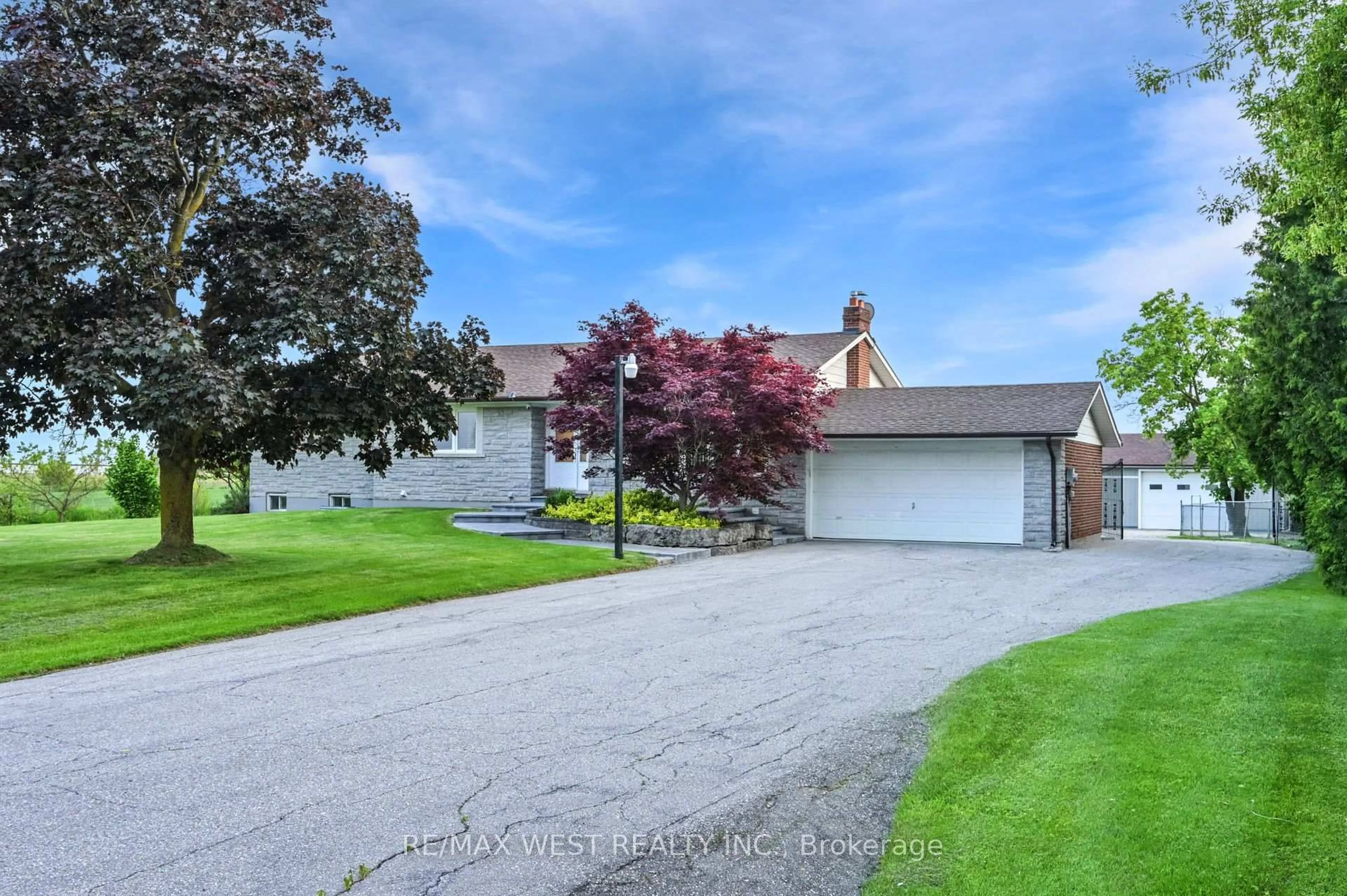 A pic from outside/outdoor area/front of a property/back of a property/a pic from drone, street for 12370 Creditview Rd, Caledon Ontario L7C 1X9