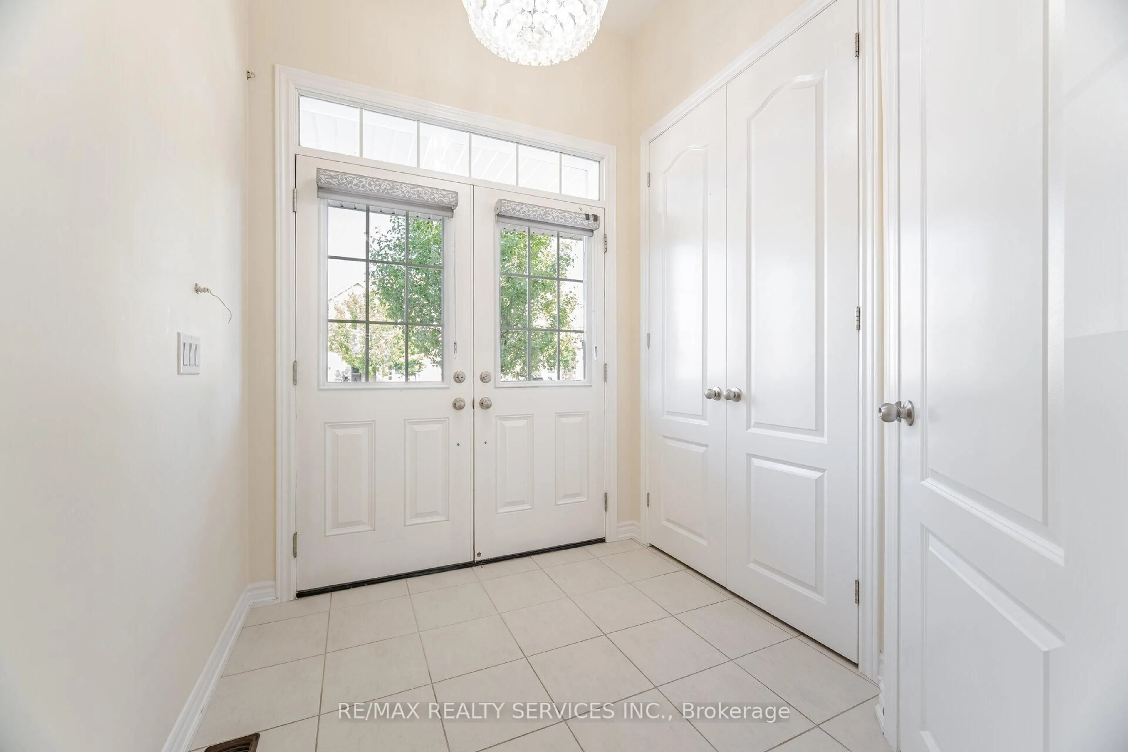 Indoor entryway for 54 Maple Cider St, Caledon Ontario L7C 4B8