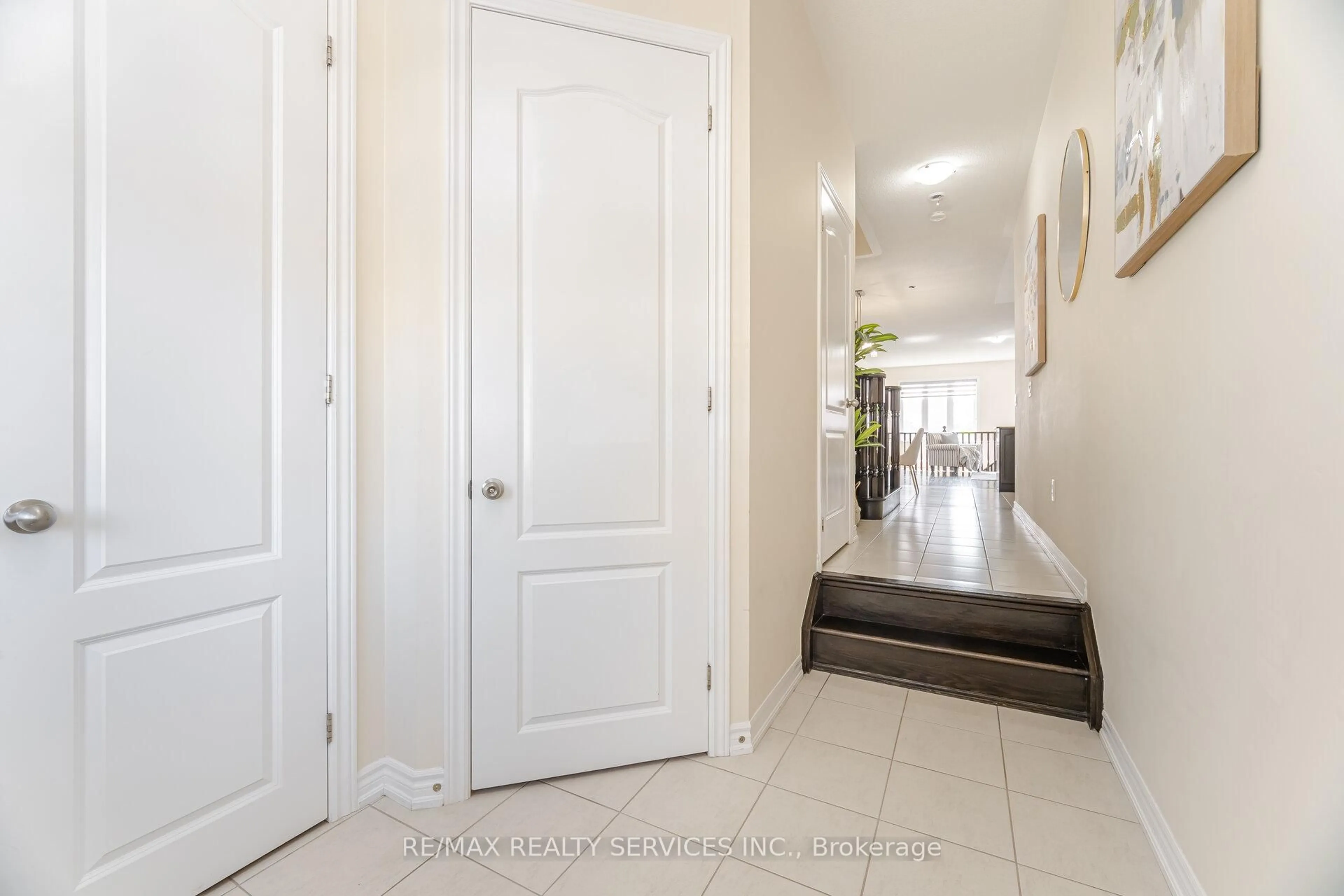 Indoor entryway for 54 Maple Cider St, Caledon Ontario L7C 4B8