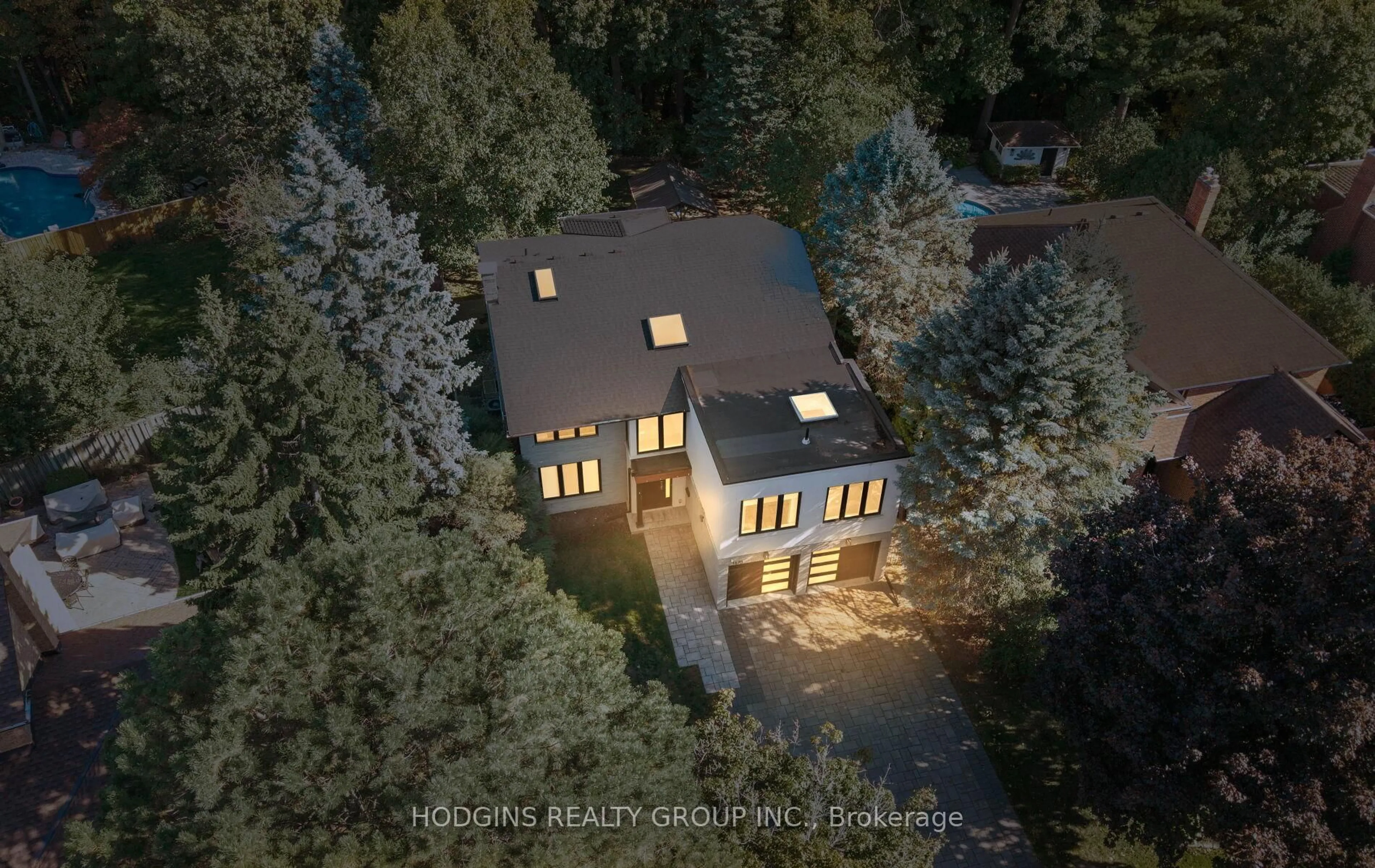 A pic from outside/outdoor area/front of a property/back of a property/a pic from drone, unknown for 1670 Caverly Crt, Mississauga Ontario L5L 3L7