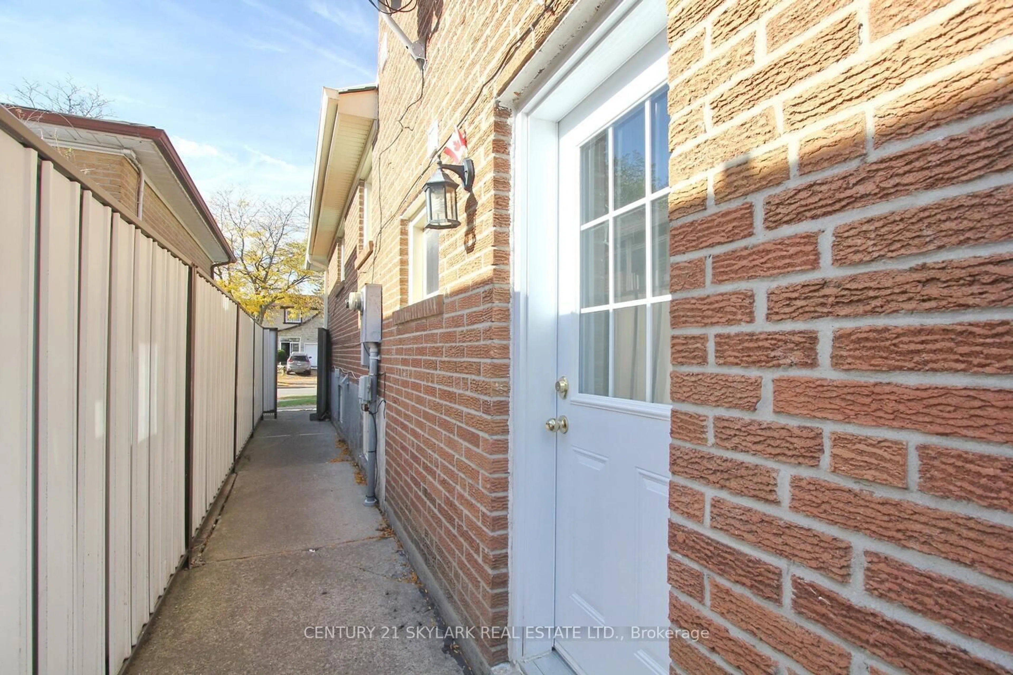 A pic from outside/outdoor area/front of a property/back of a property/a pic from drone, street for 3376 Twilight Rd, Mississauga Ontario L4T 1Z9