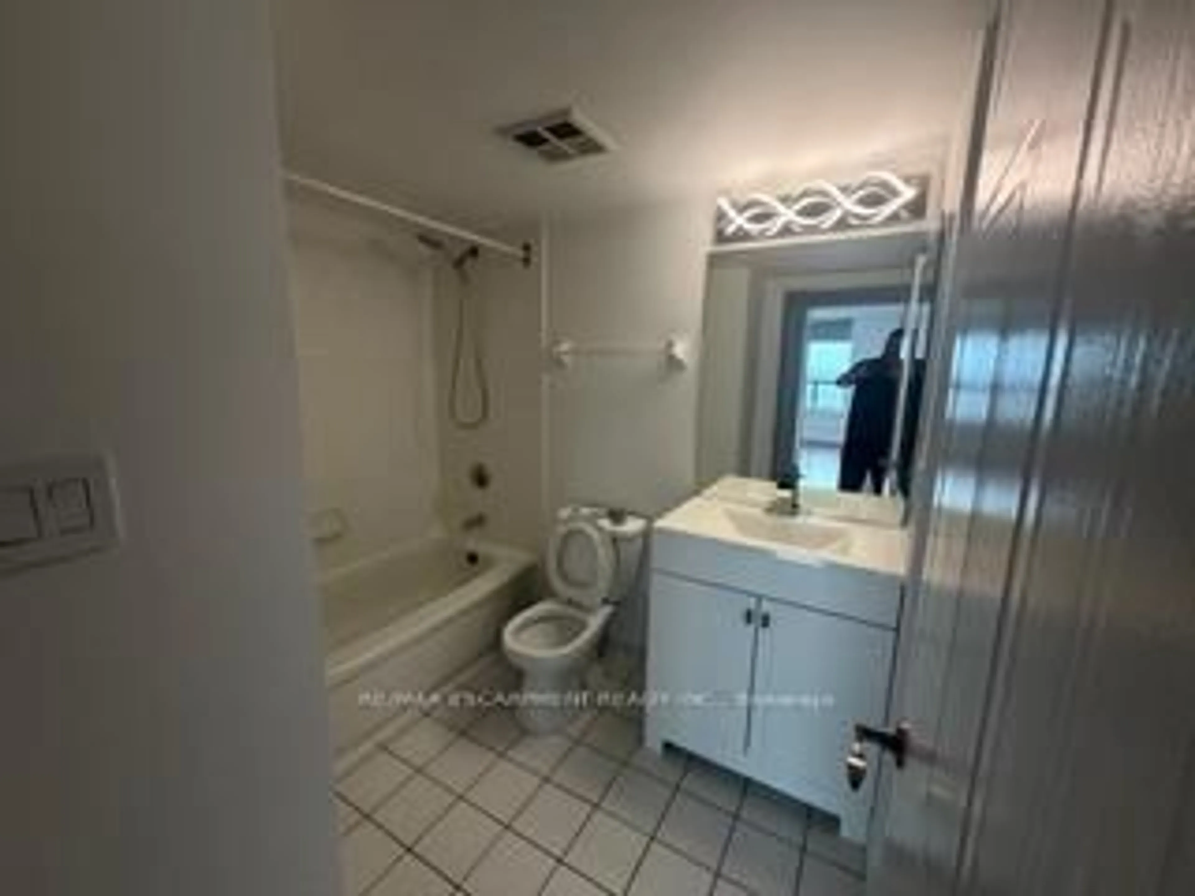 Standard bathroom, unknown for 135 Hillcrest Ave #1810, Mississauga Ontario L5B 4B1