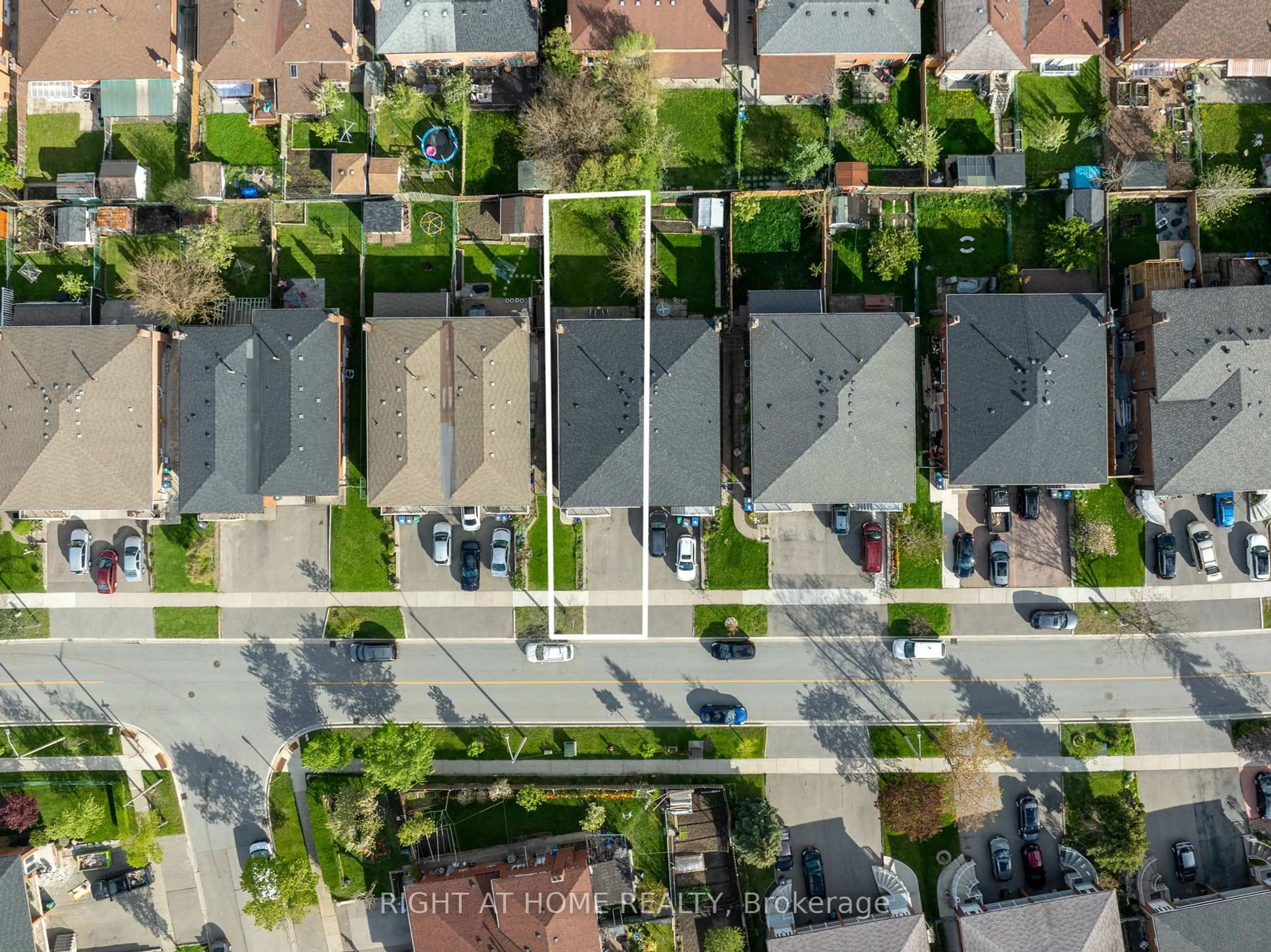 A pic from outside/outdoor area/front of a property/back of a property/a pic from drone, street for 208 Meadows Blvd, Mississauga Ontario L4Z 1J9