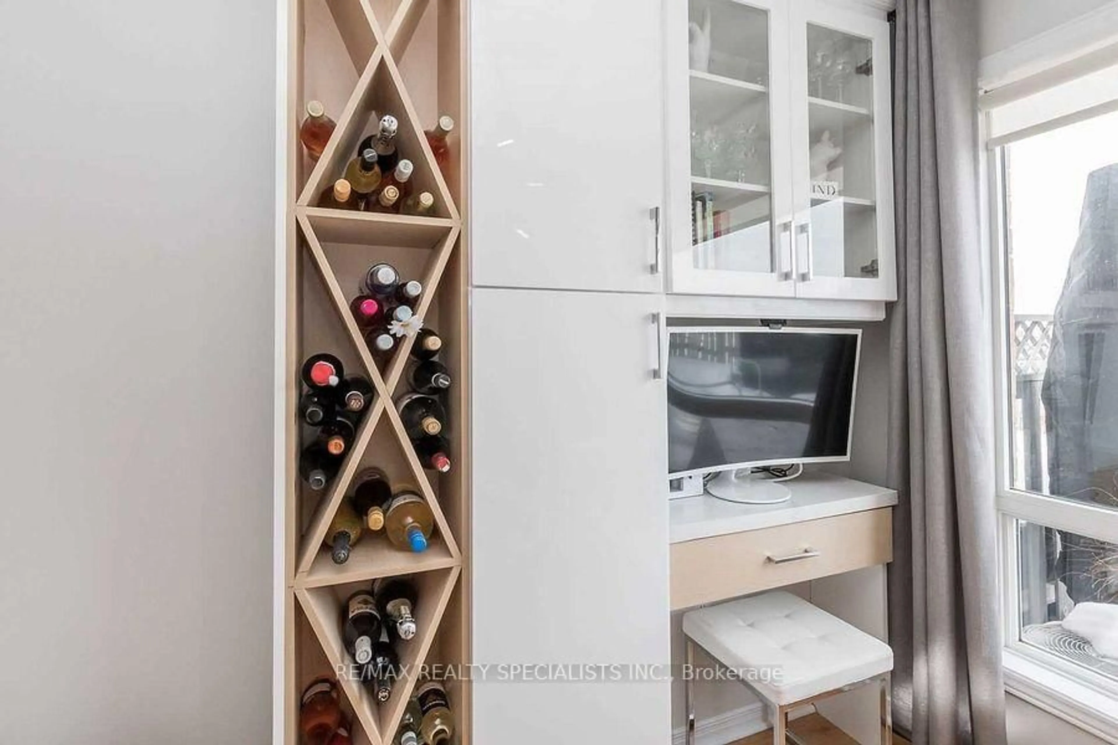 Contemporary kitchen, unknown for 29 Frank Johnston Rd, Caledon Ontario L7E 2L5