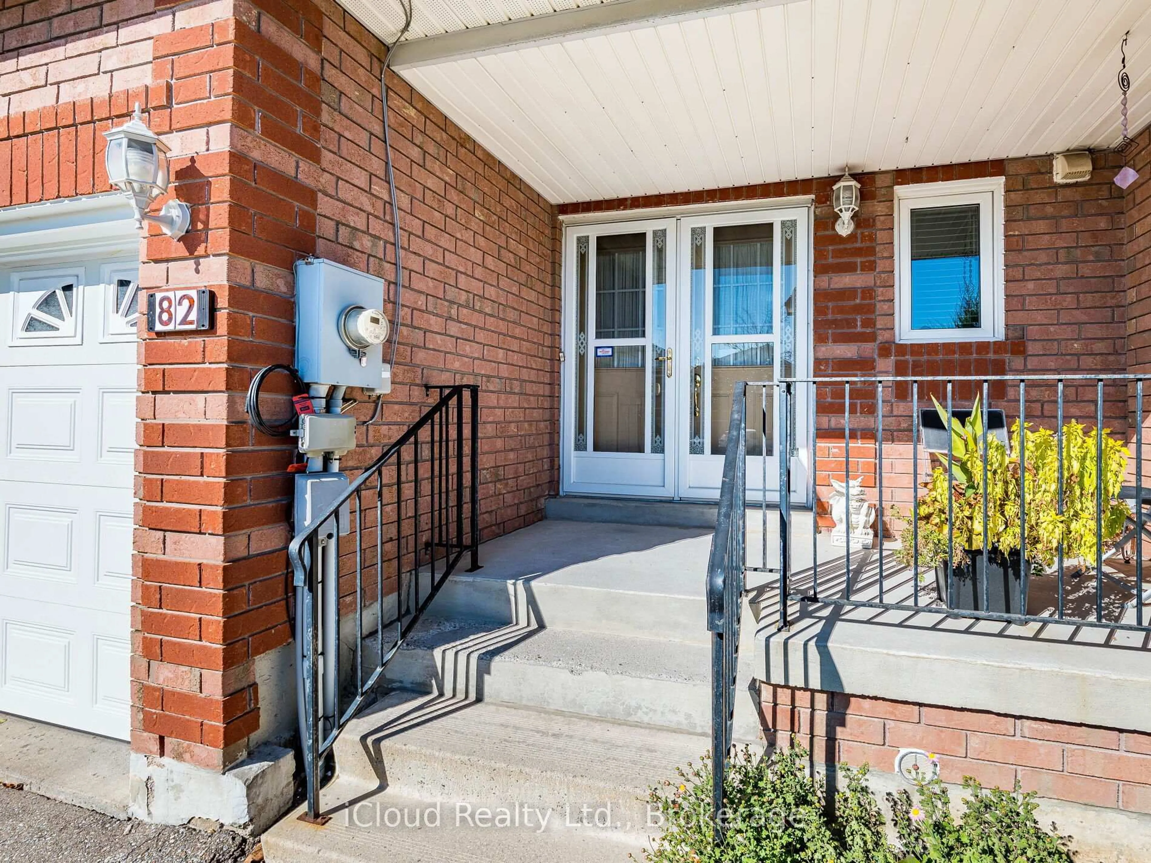 Indoor entryway for 82 Hanton Cres, Caledon Ontario L7E 2E7