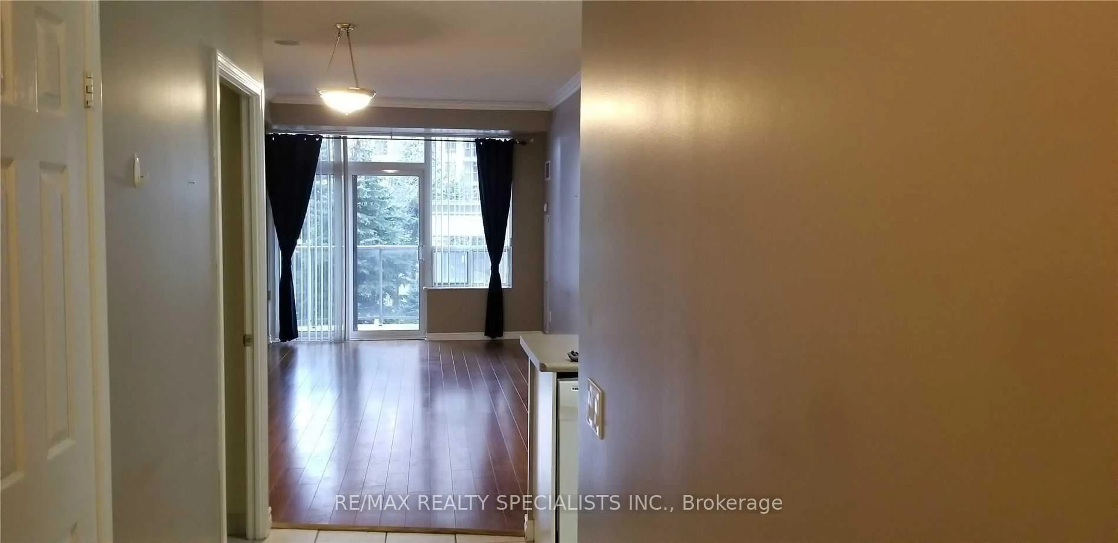 Indoor entryway for 25 Kingsbridge Garden Circ #221, Mississauga Ontario L5R 4B1