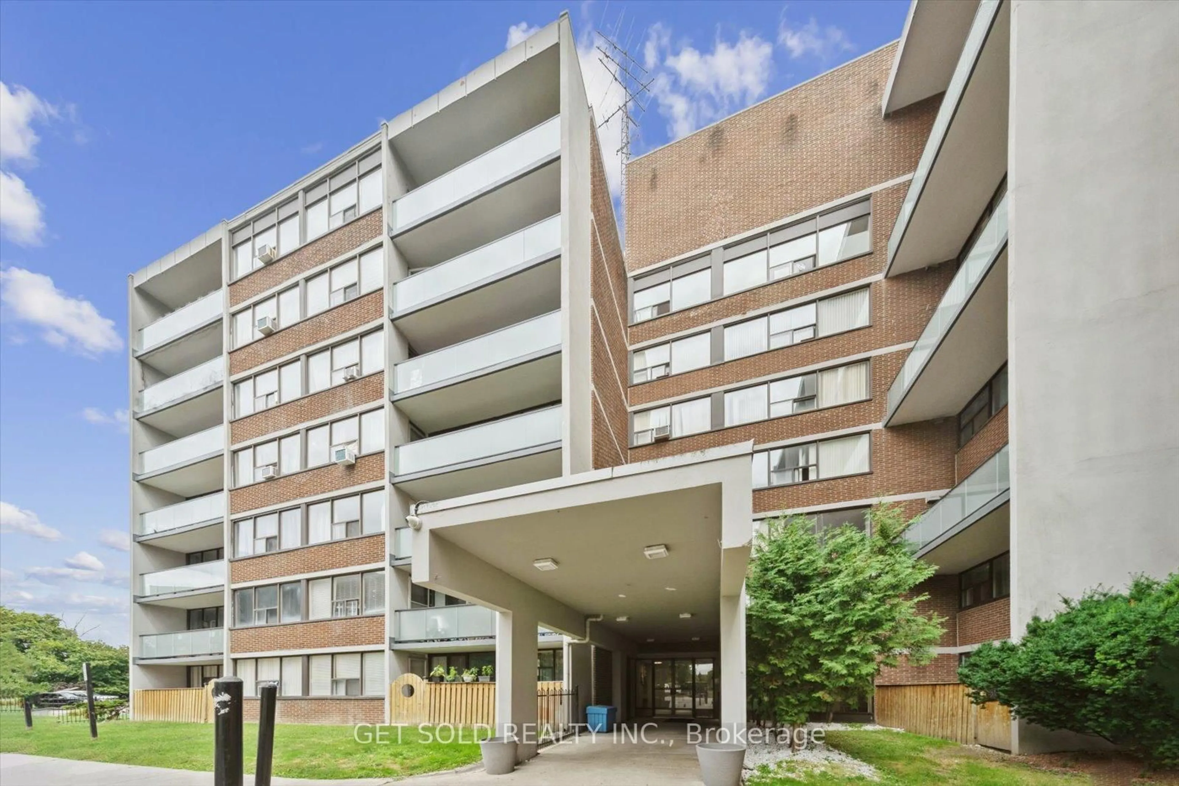 Patio, building for 2121 Roche Crt #301, Mississauga Ontario L5K 2C7