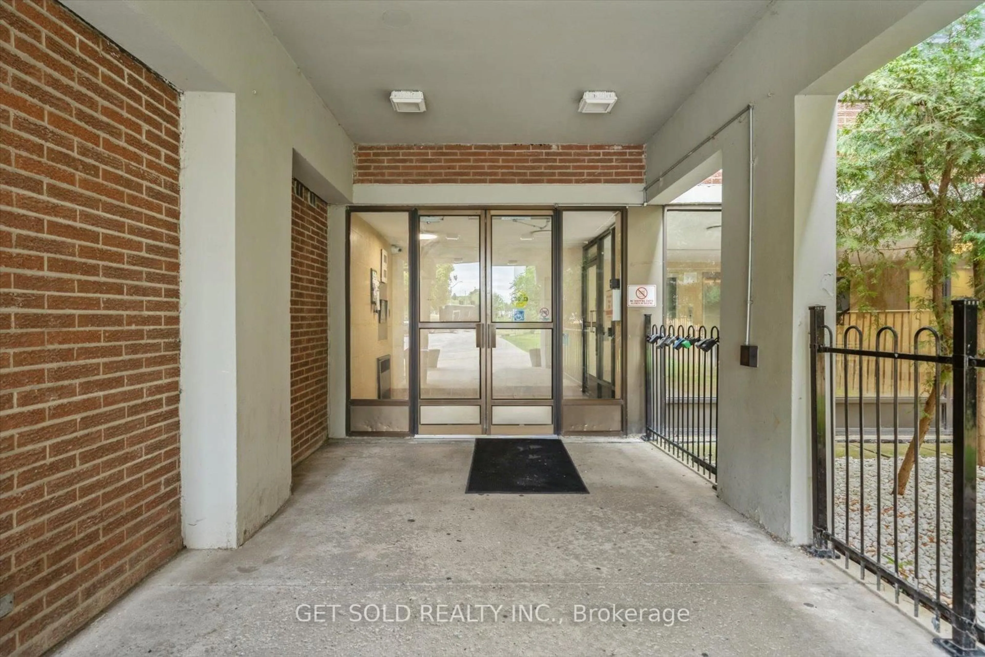 Indoor foyer for 2121 Roche Crt #301, Mississauga Ontario L5K 2C7
