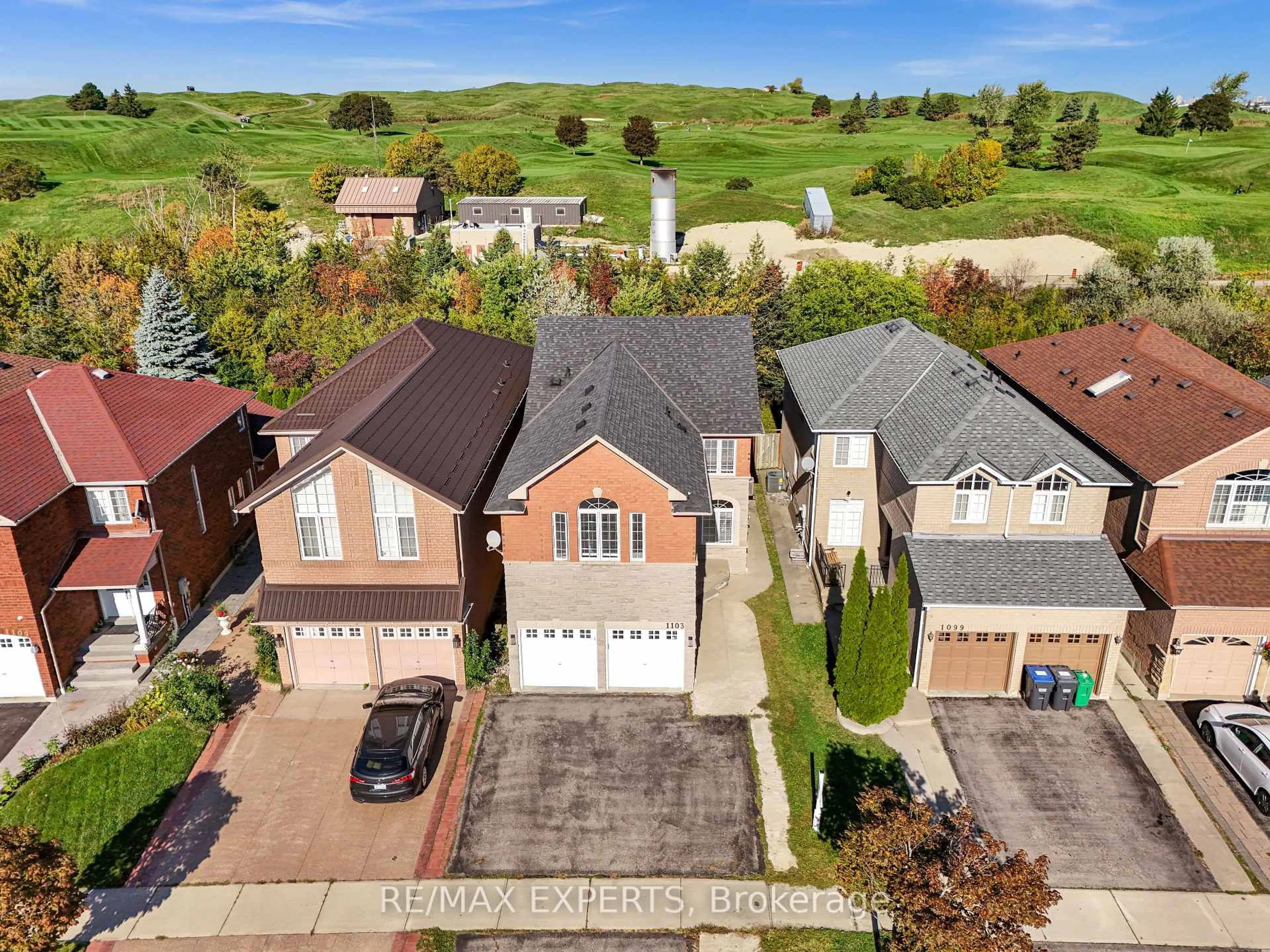 A pic from outside/outdoor area/front of a property/back of a property/a pic from drone, street for 1103 Blueheron Blvd, Mississauga Ontario L5V 2J7