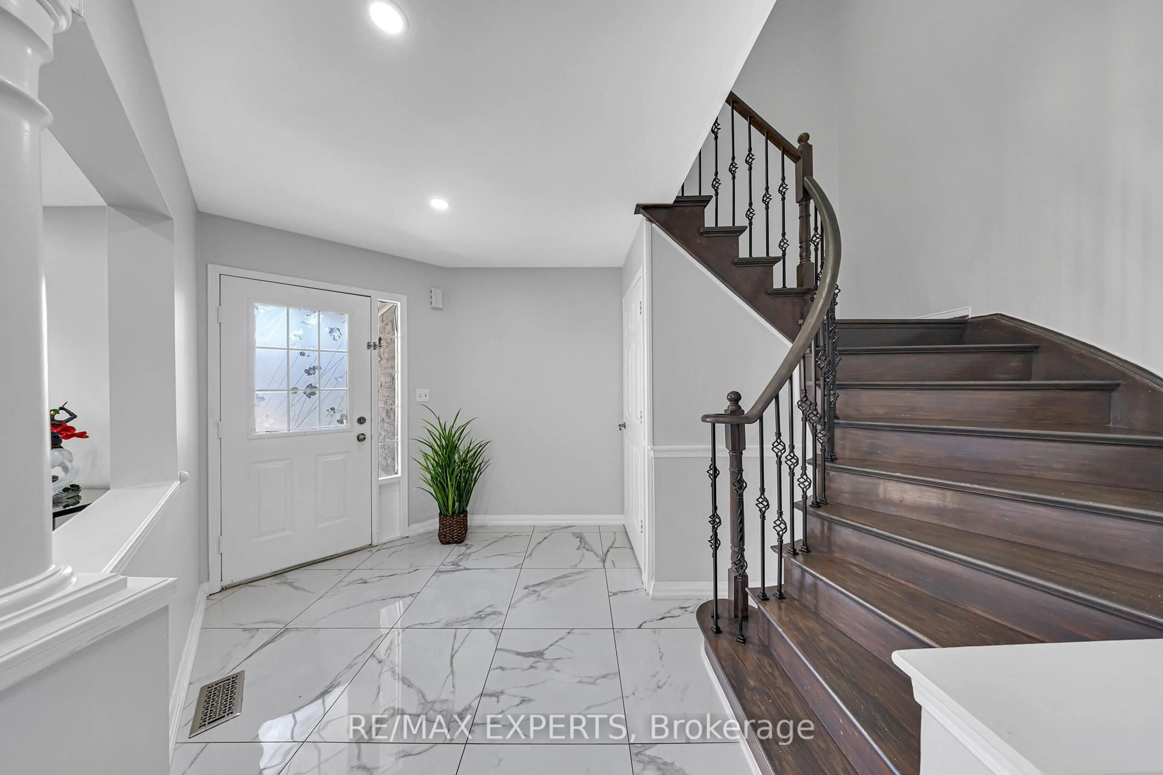 Indoor entryway for 1103 Blueheron Blvd, Mississauga Ontario L5V 2J7