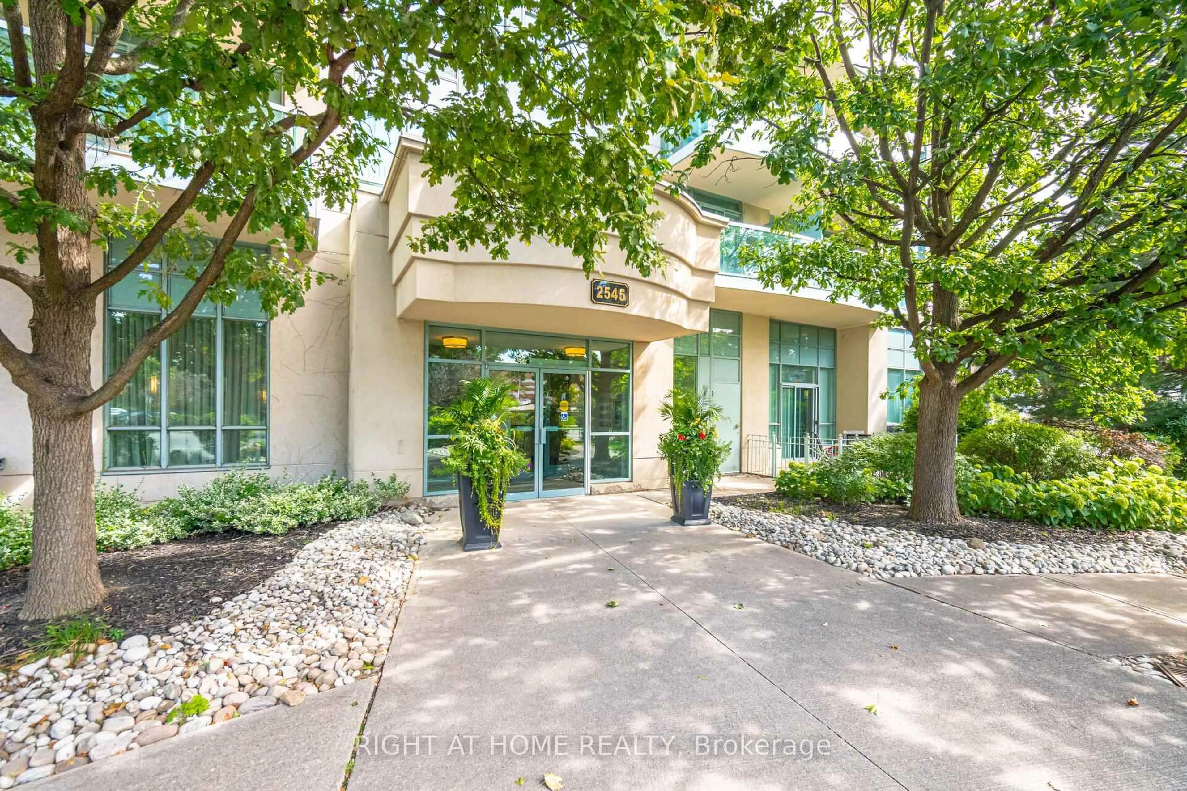 Indoor foyer for 2545 Erin Centre Blvd #1211, Mississauga Ontario L5M 6Z9