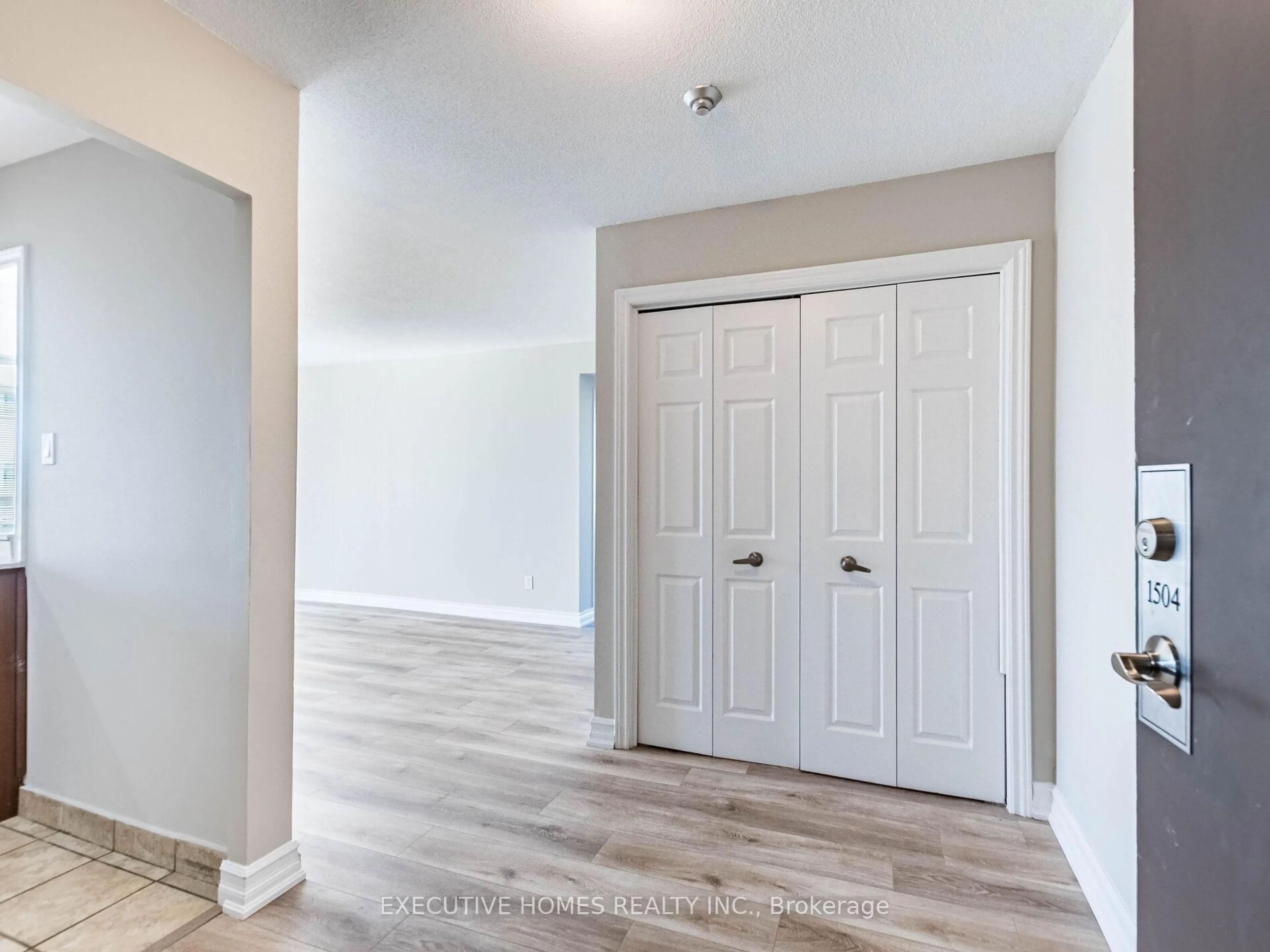 Indoor entryway for 4450 Tucana Crt #1504, Mississauga Ontario L5R 3R4