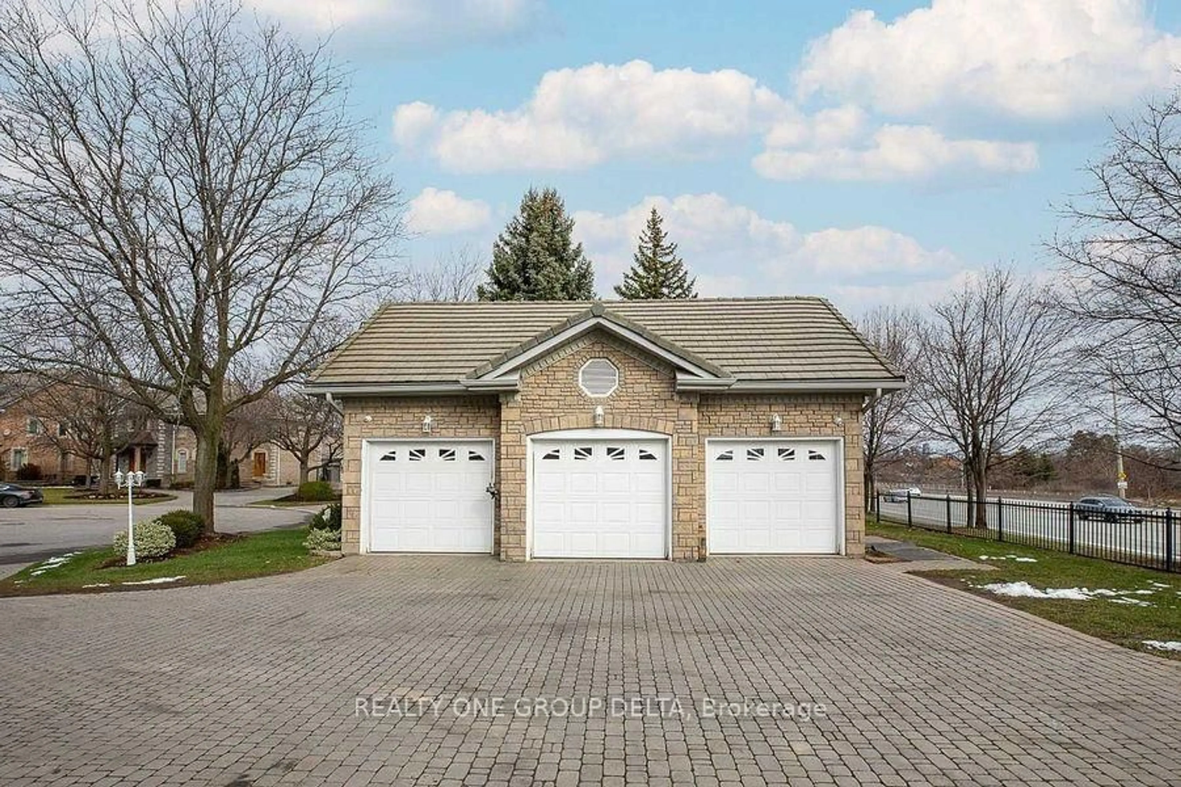 Indoor garage for 1918 Royal Credit Blvd, Mississauga Ontario L5M 4Y1