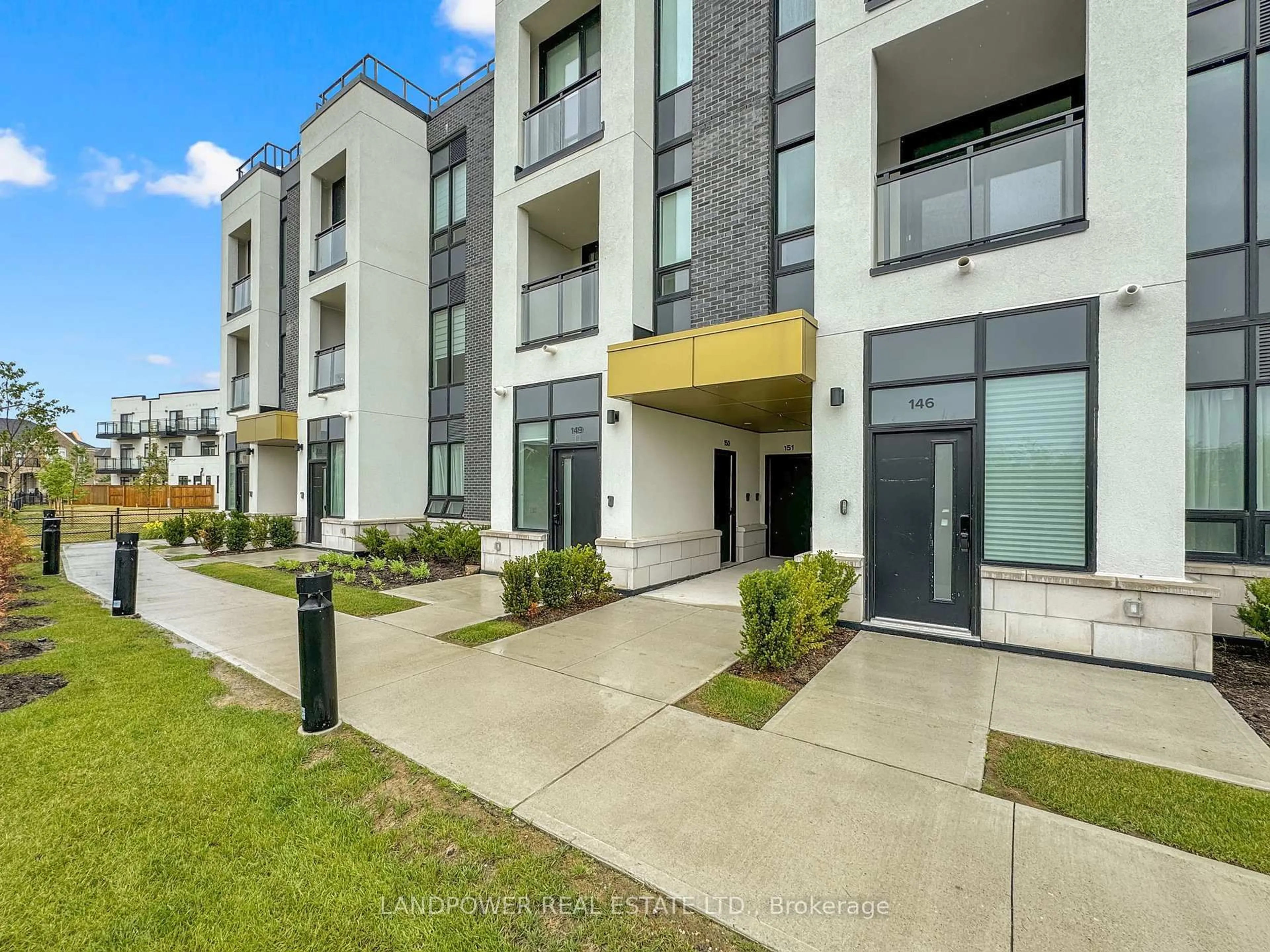 A pic from outside/outdoor area/front of a property/back of a property/a pic from drone, street for 3010 Trailside Dr #147, Oakville Ontario L6M 5R1