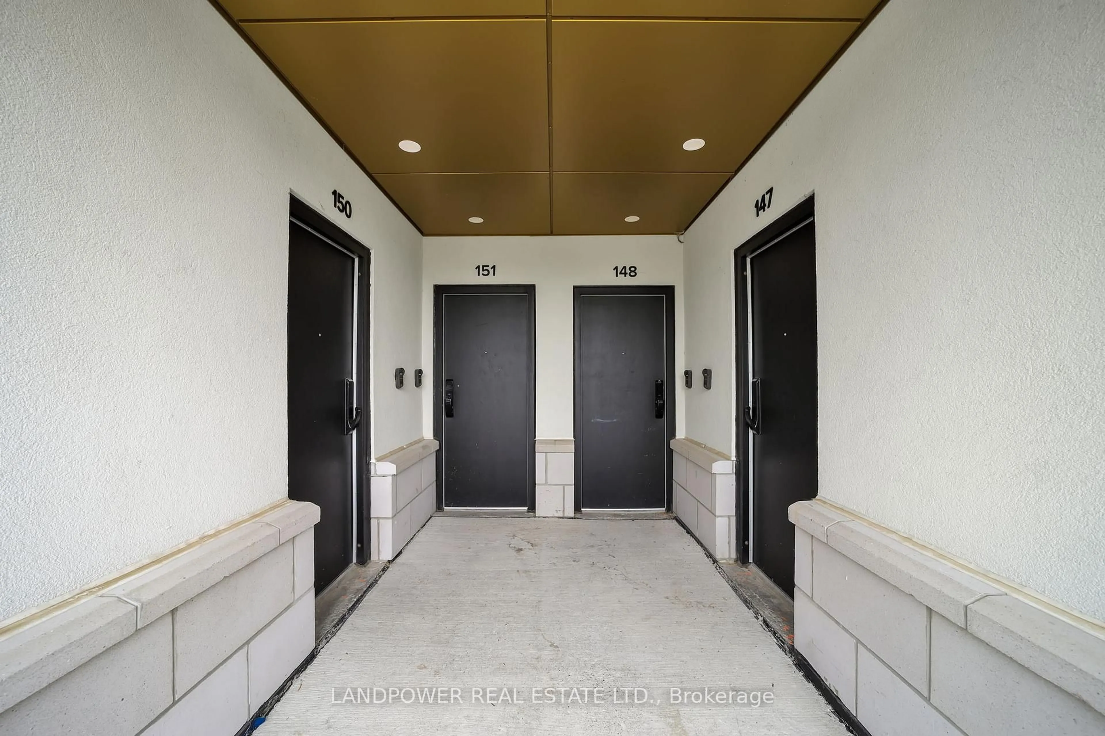 Indoor foyer for 3010 Trailside Dr #147, Oakville Ontario L6M 5R1
