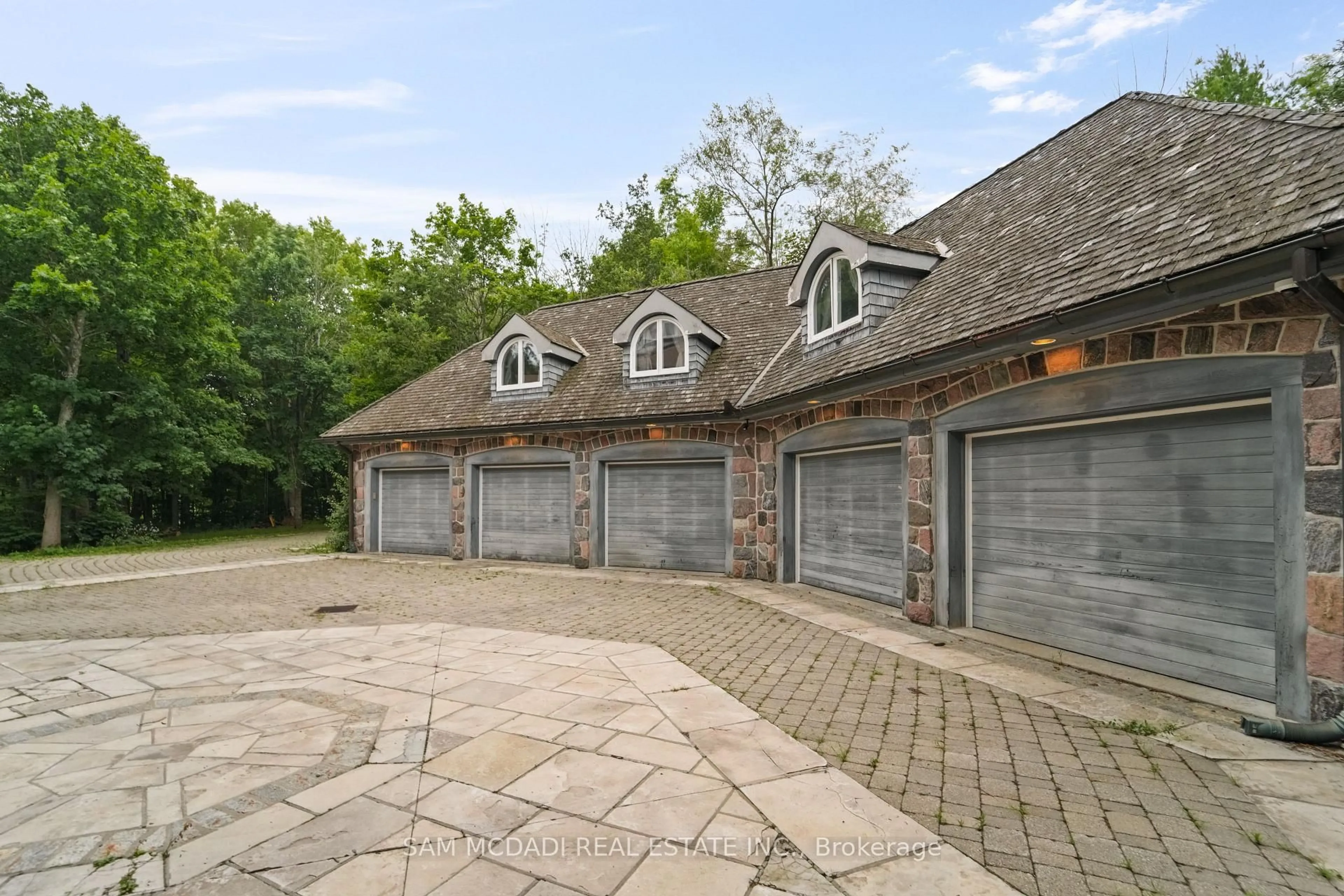 Indoor garage for 9 Flaherty Lane, Caledon Ontario L7K 2P2